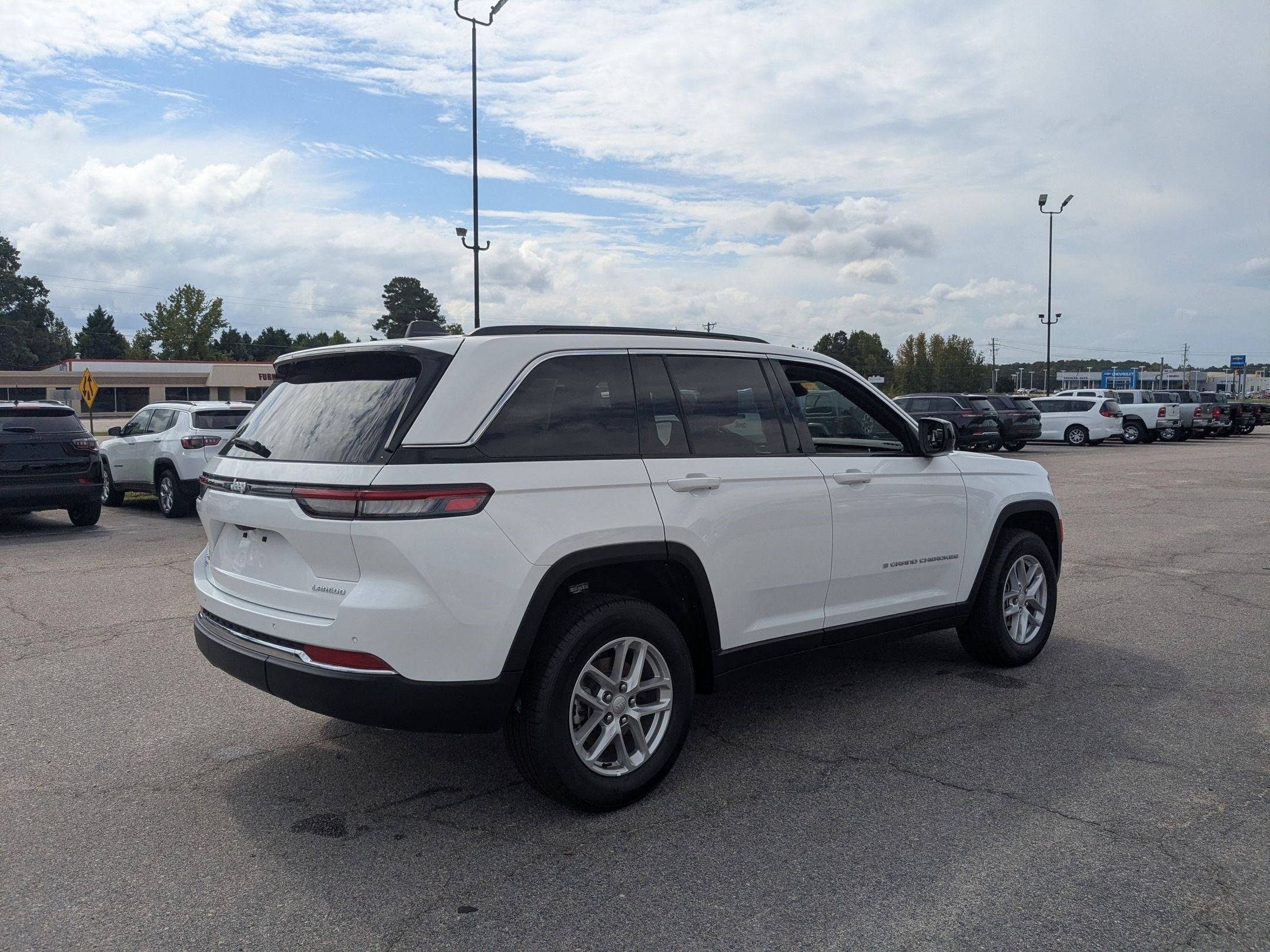 2025 Jeep Grand Cherokee GRAND CHEROKEE LAREDO X 4X4