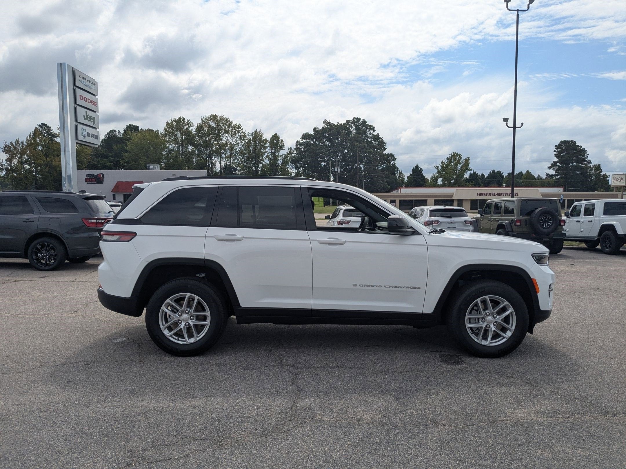 2025 Jeep Grand Cherokee GRAND CHEROKEE LAREDO X 4X4