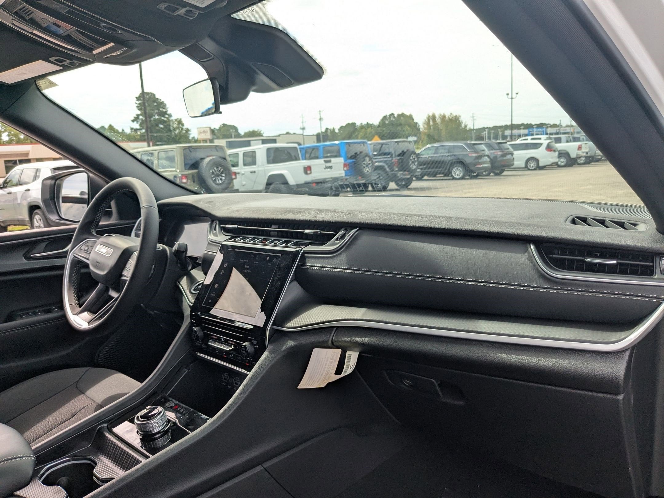 2025 Jeep Grand Cherokee GRAND CHEROKEE LAREDO X 4X4