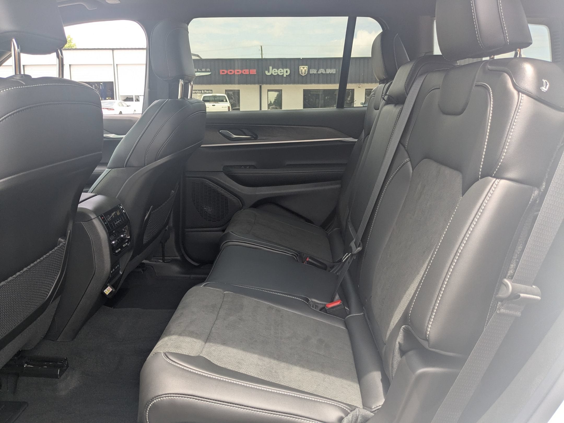2026 Jeep Grand Cherokee L GRAND CHEROKEE L LAREDO ALTITUDE 4X4