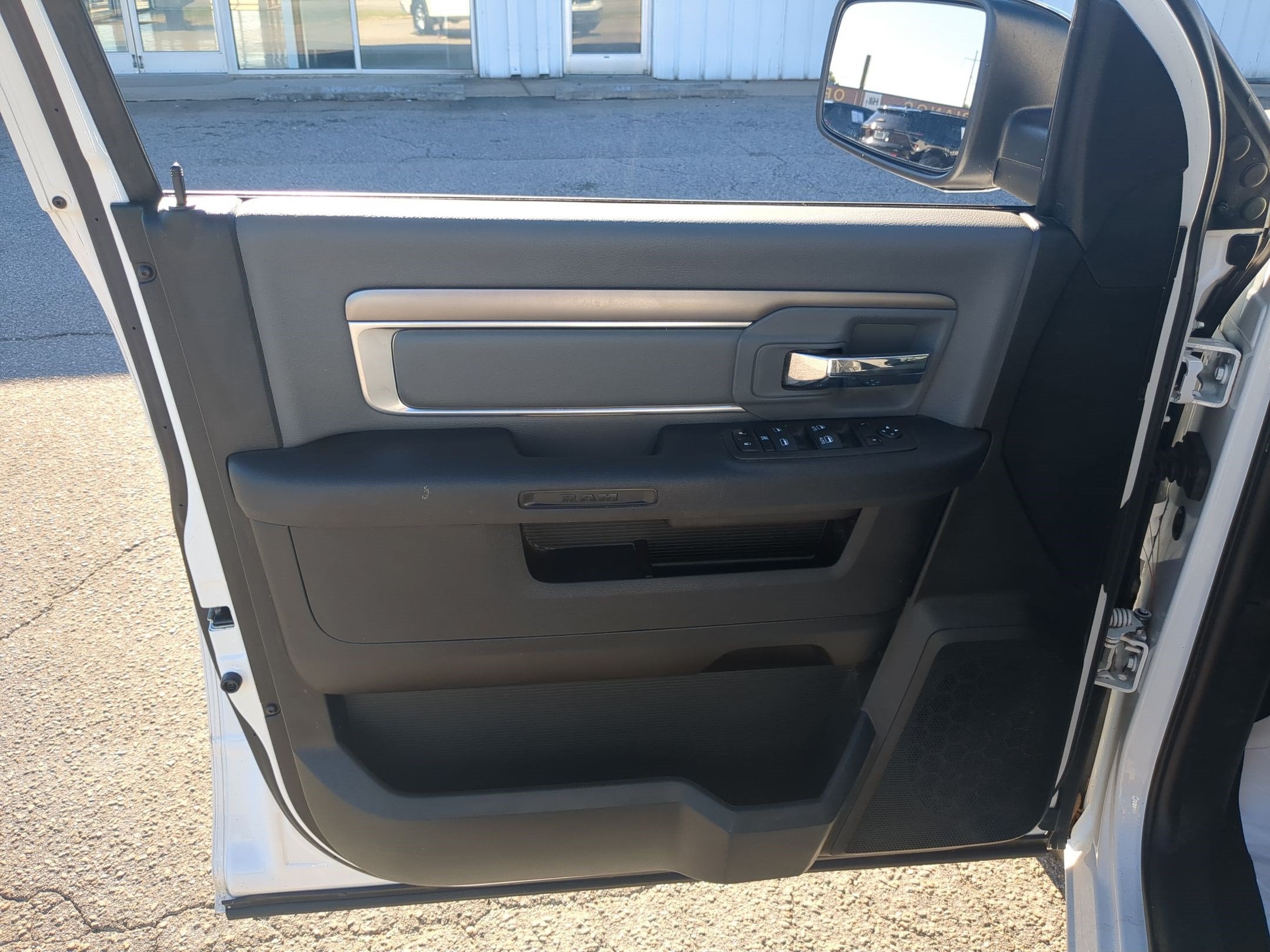 2024 RAM 1500 Classic SLT Quad Cab 4x2 6'4' Box