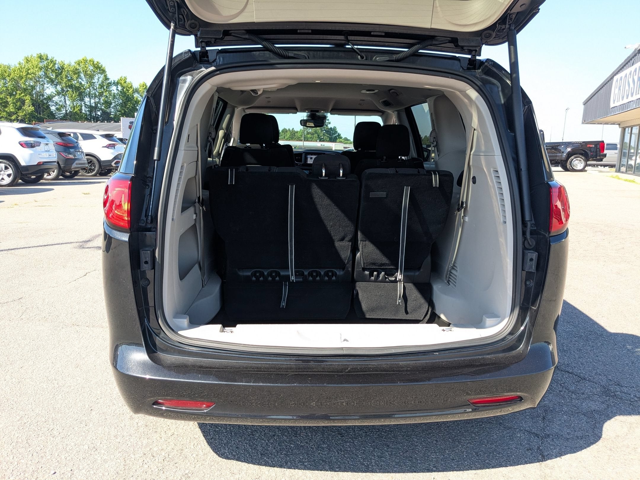 2023 Chrysler Voyager LX
