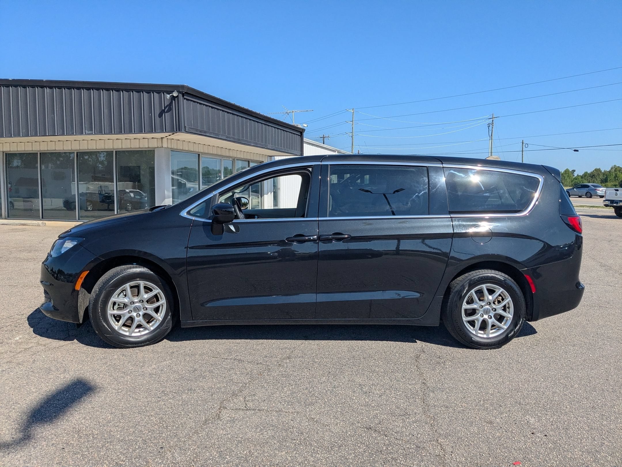 2023 Chrysler Voyager LX