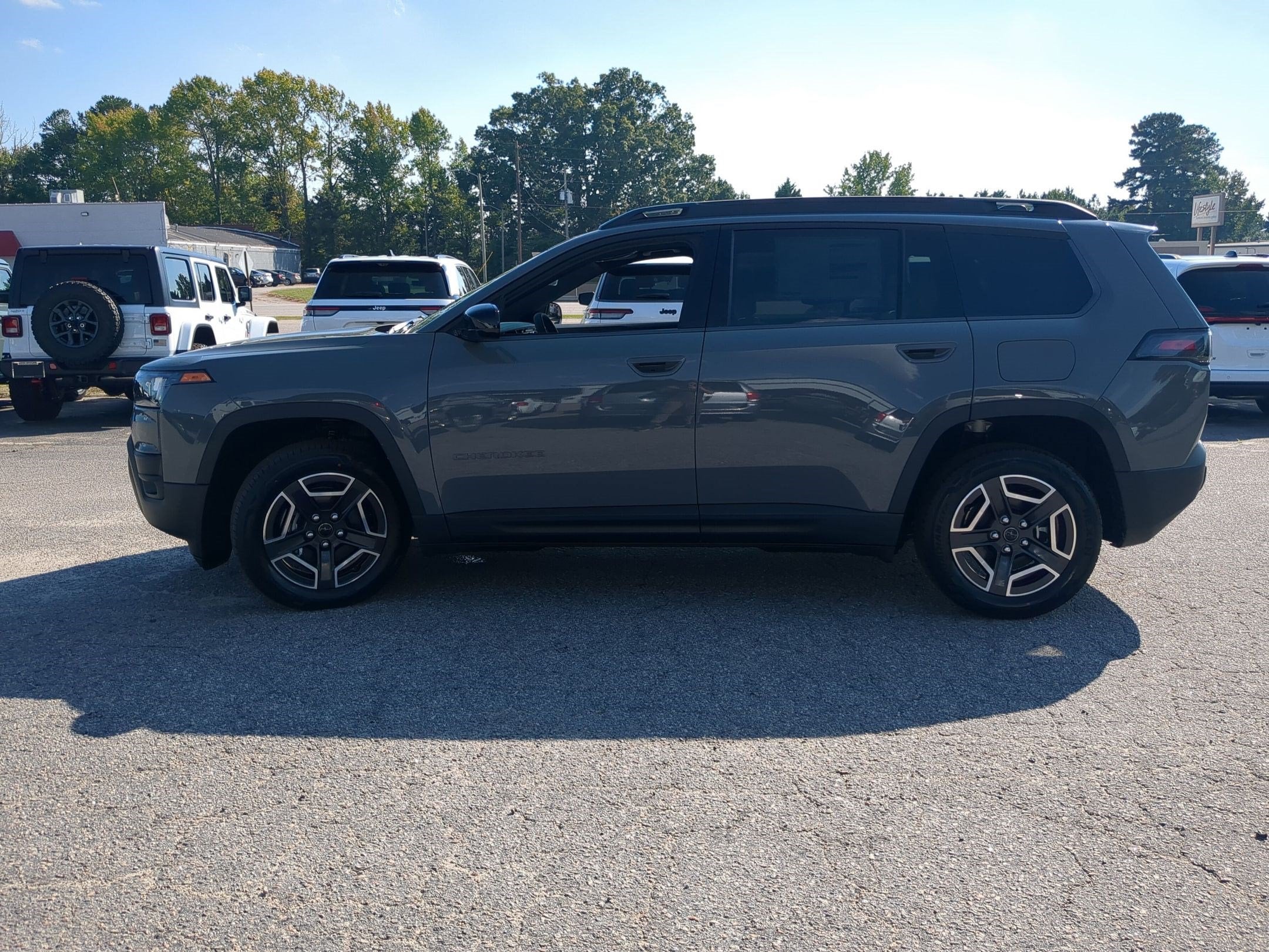 2027 Jeep Cherokee CHEROKEE LAREDO 4X4