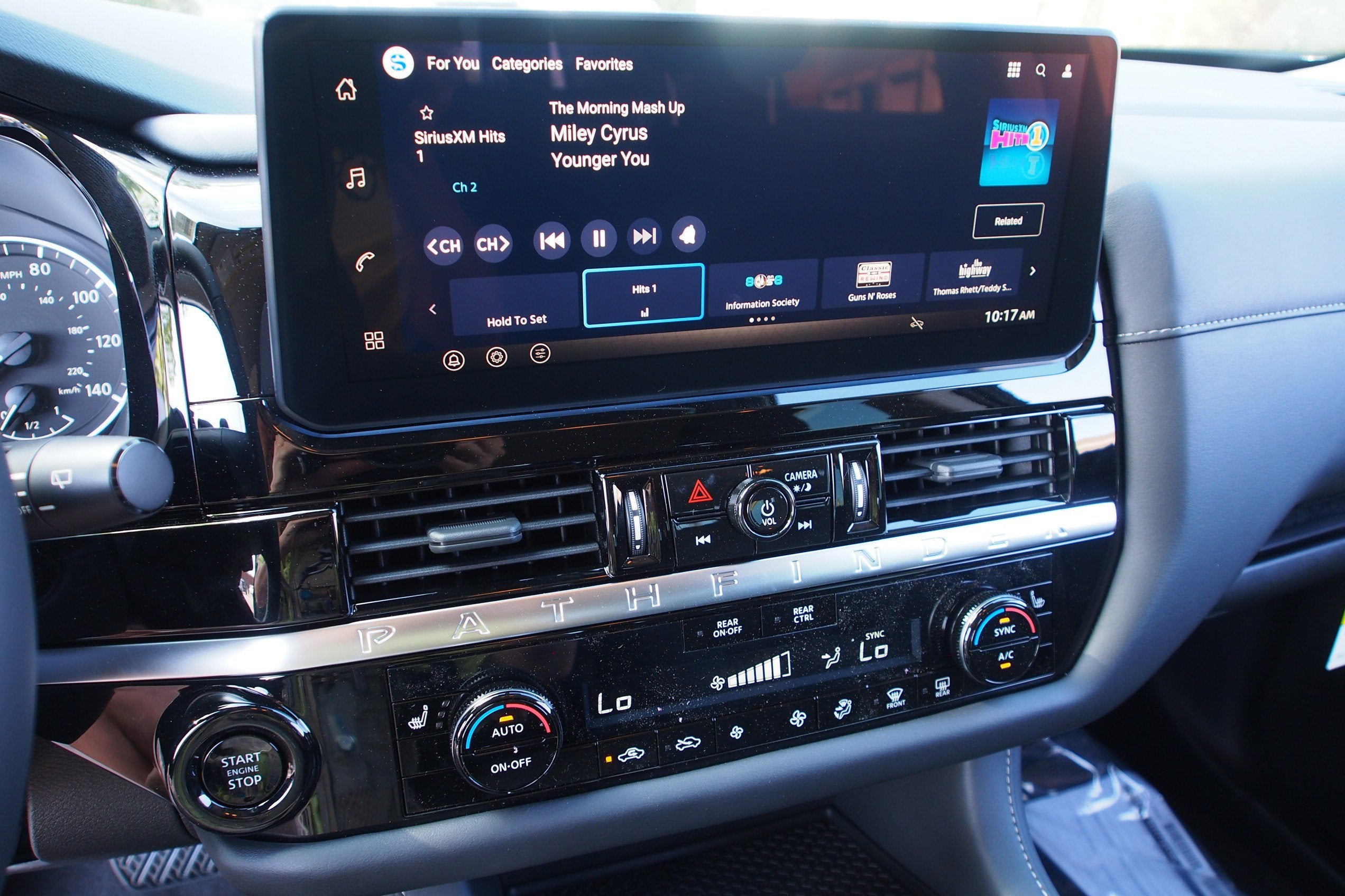 2026 Nissan Pathfinder SV