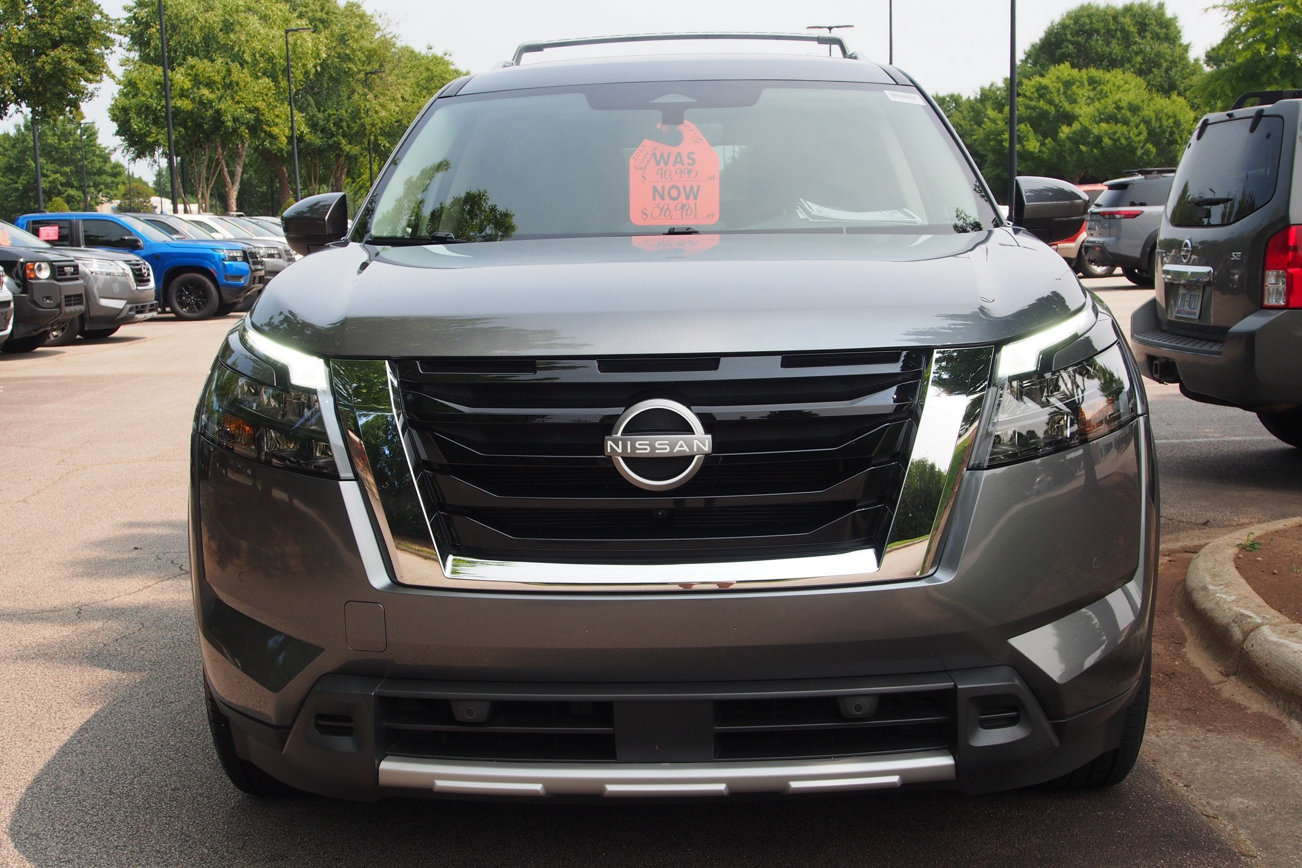 2025 Nissan Pathfinder SL