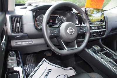 2025 Nissan Pathfinder SL