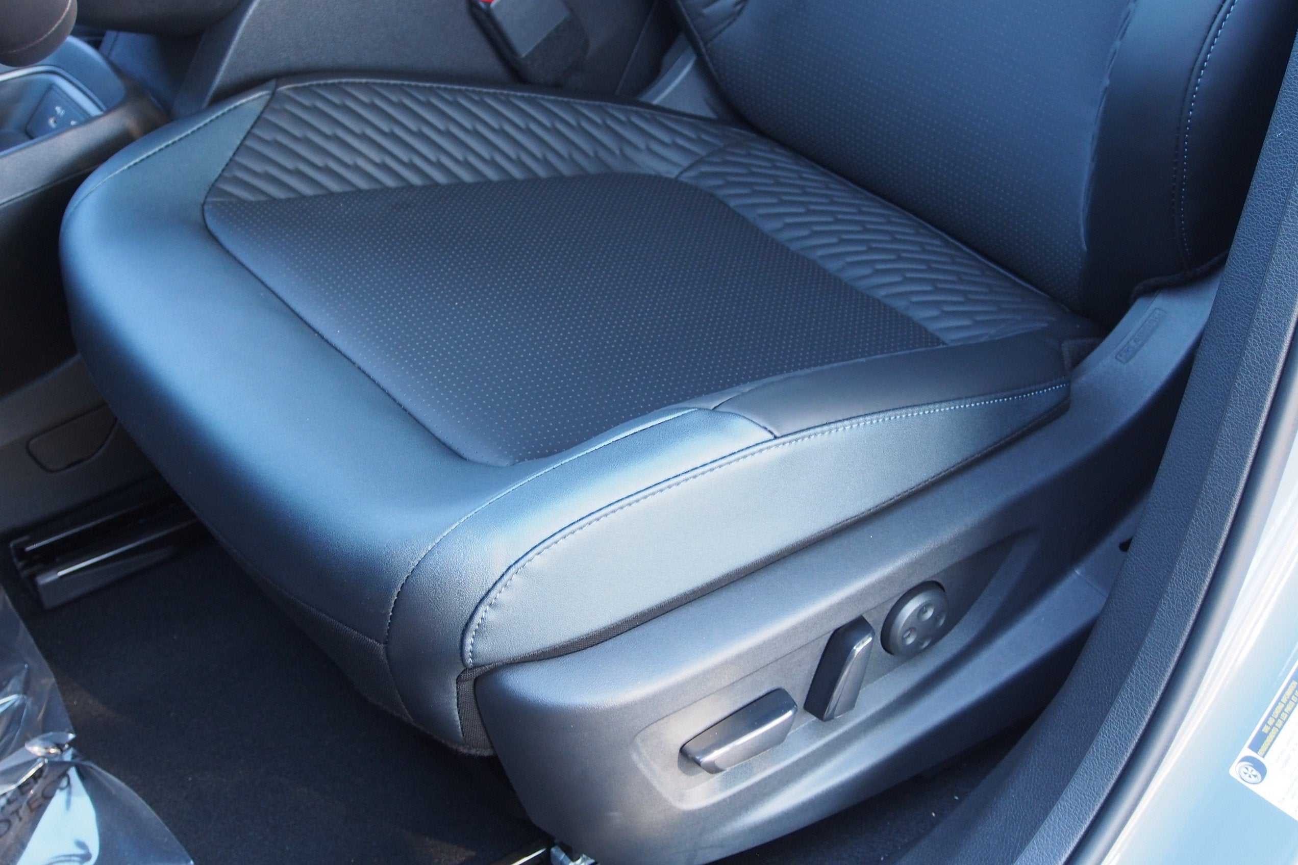2026 Nissan LEAF PLATINUM+