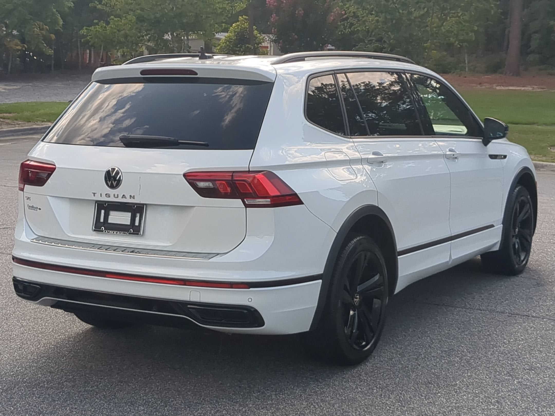 2023 Volkswagen Tiguan SE R-Line Black