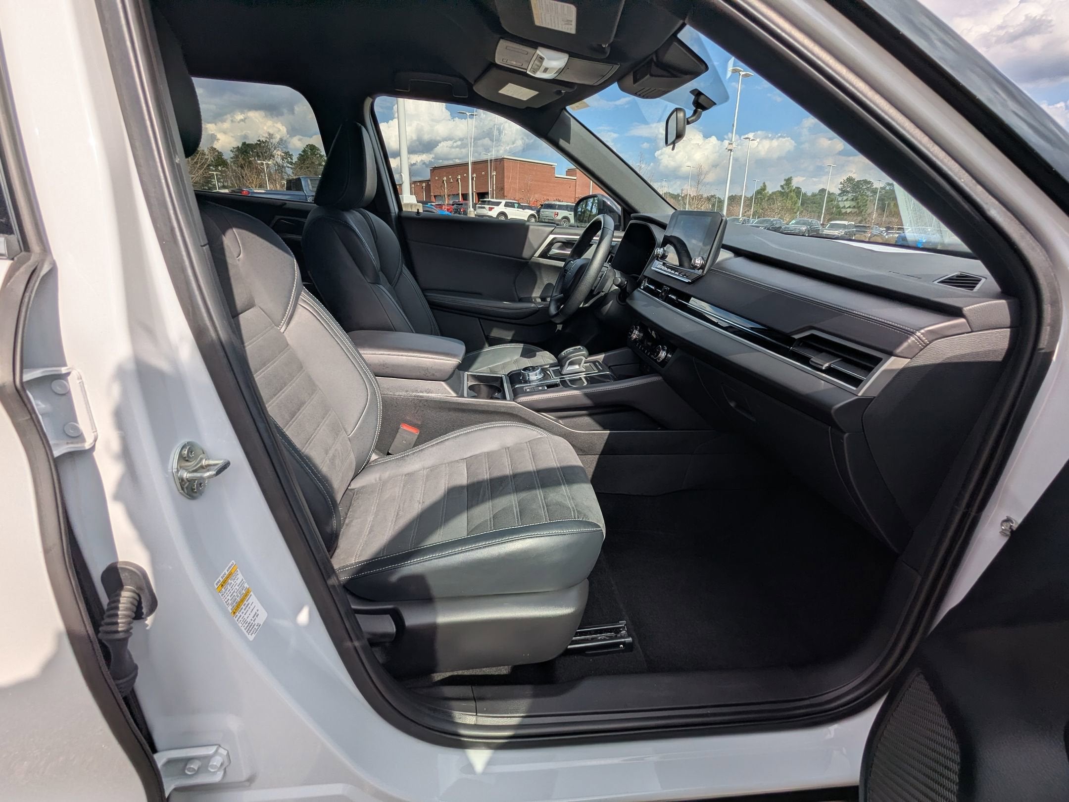 2023 Mitsubishi Outlander SE