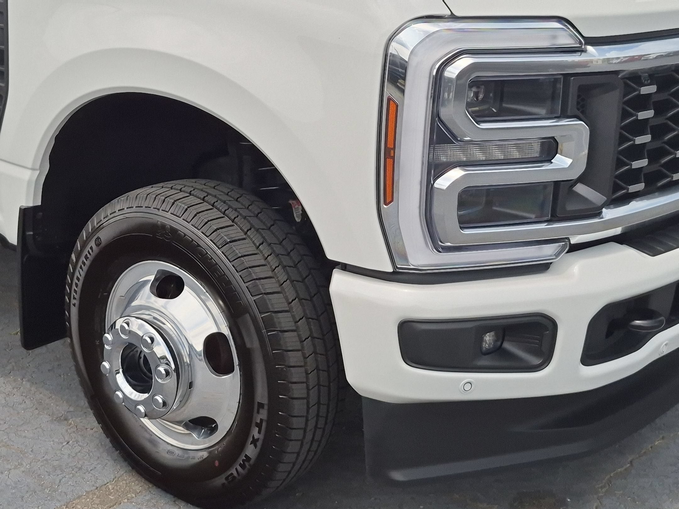 2025 Ford Super Duty F-350 DRW Platinum