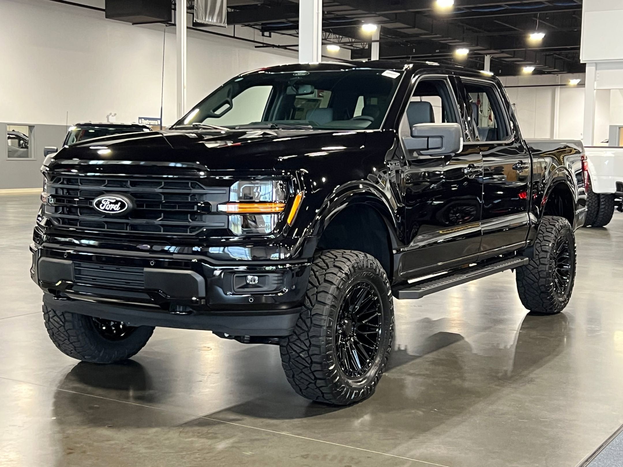 2026 Ford F-150 XLT - 6" lift custom wheels,Leather