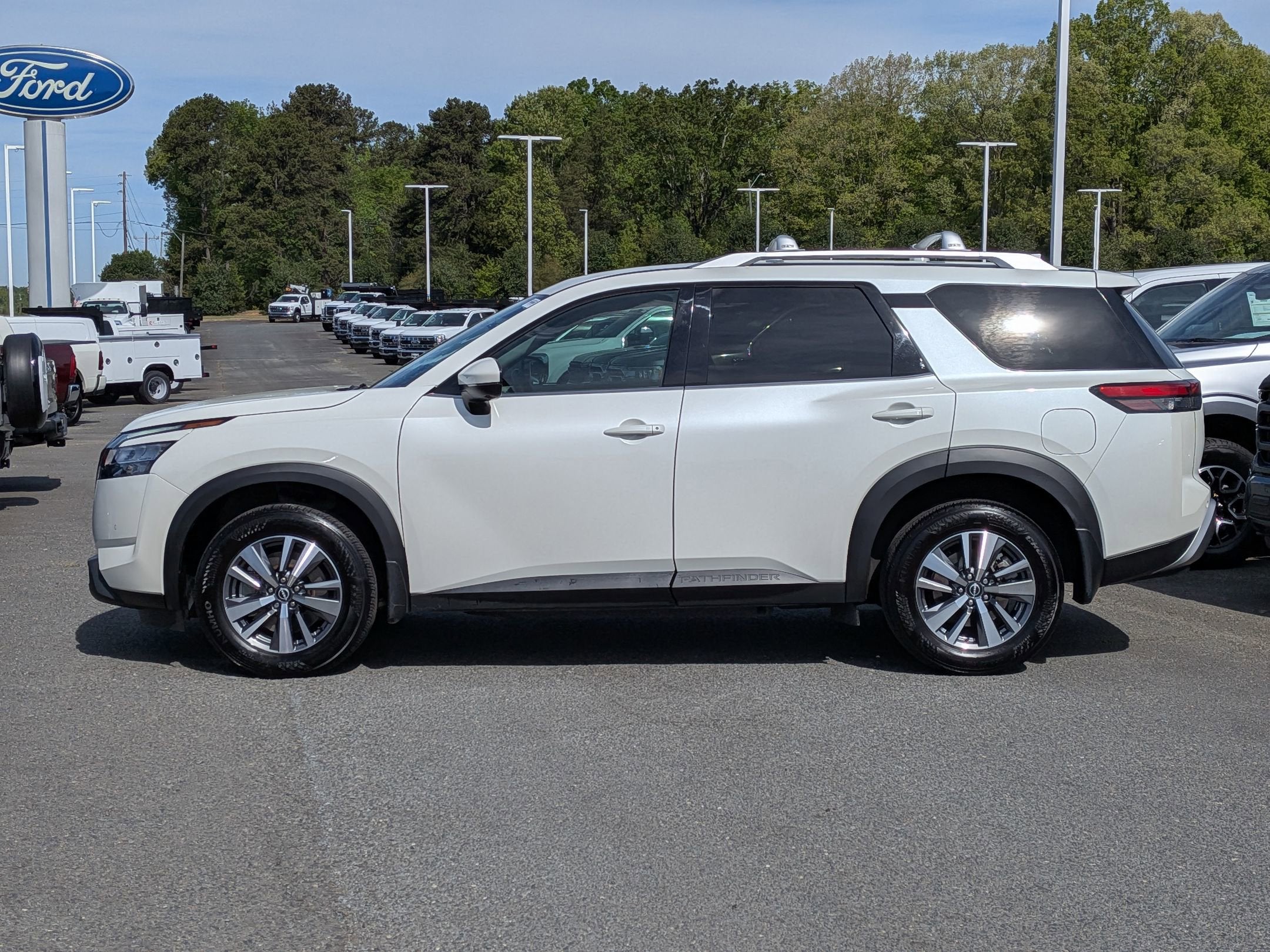 2024 Nissan Pathfinder SL