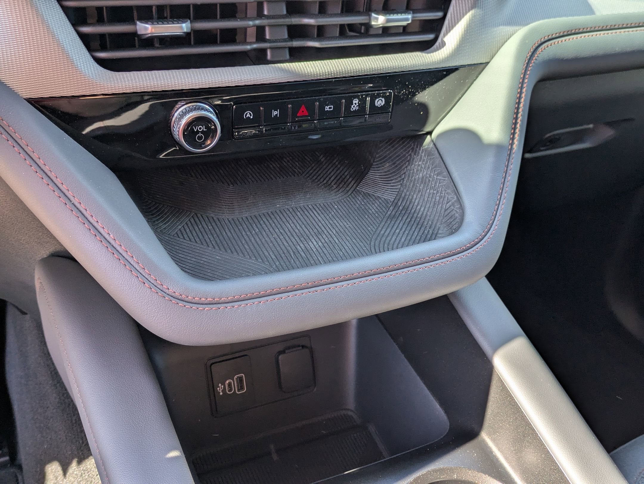 2026 Ford Explorer Active w/100A Pkg - Crossroads Courtesy Demo