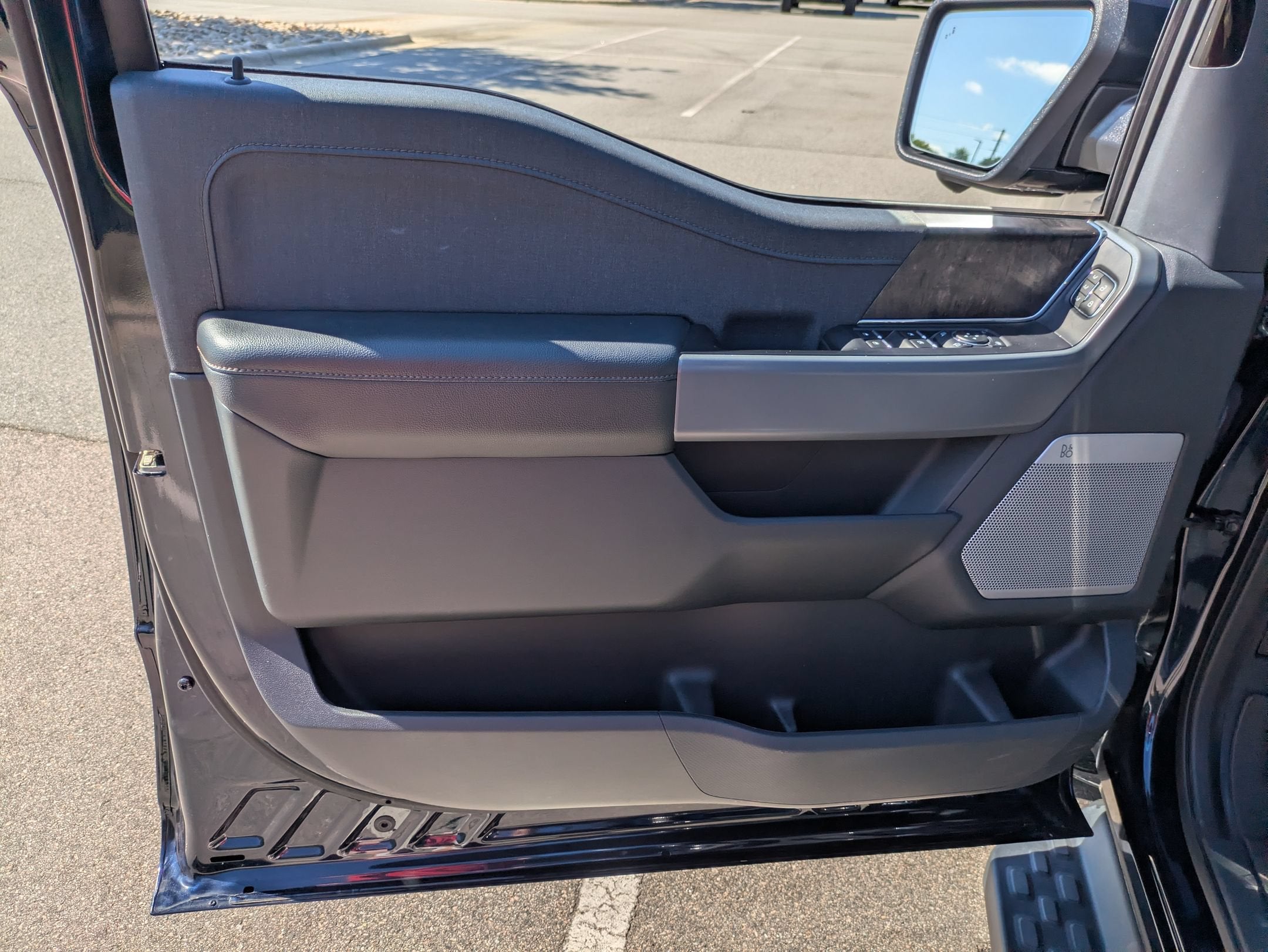2023 Ford F-150 Lightning LARIAT