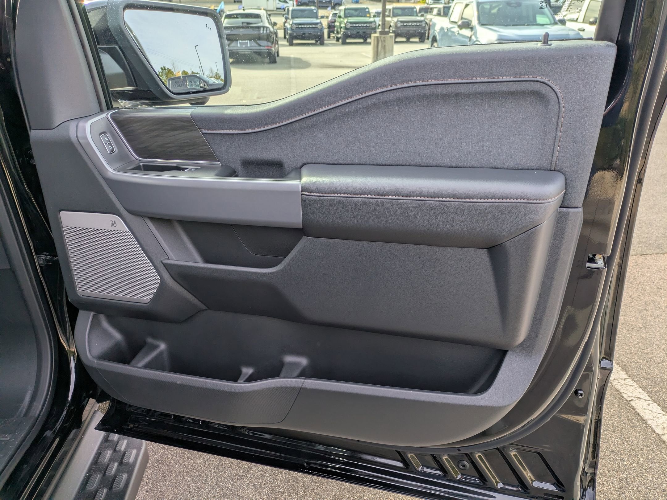 2025 Ford F-150 Lightning LARIAT