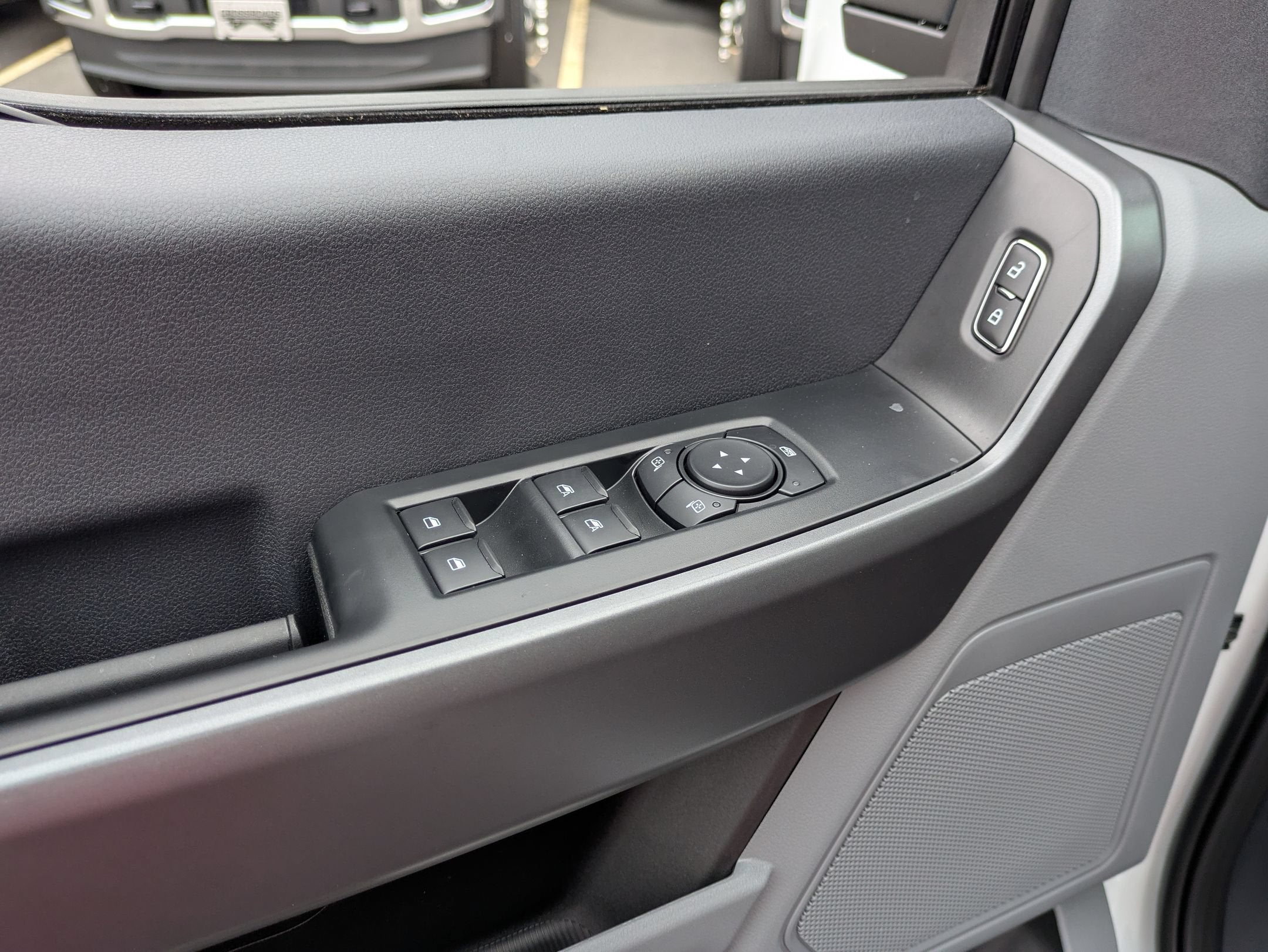 2027 Ford Super Duty F-350 SRW XLT