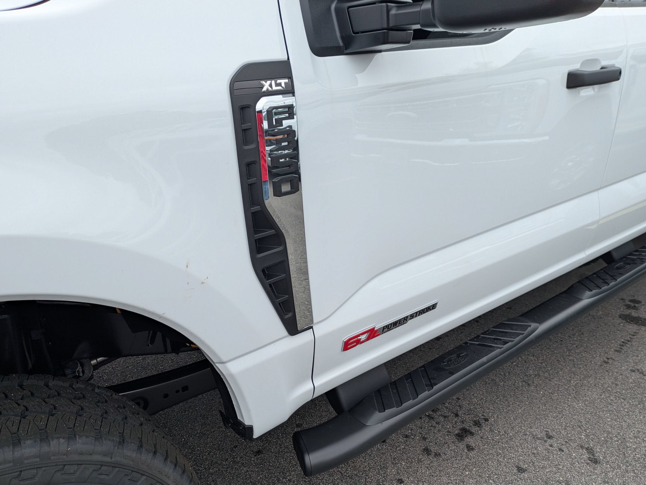 2027 Ford Super Duty F-350 SRW XLT