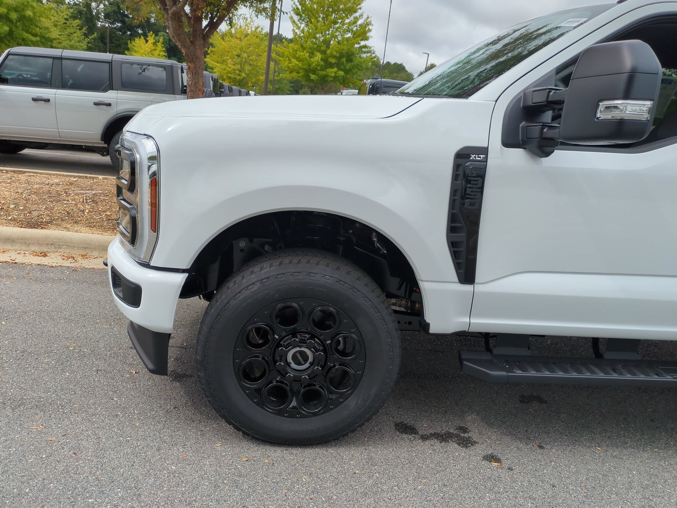 2027 Ford Super Duty F-350 SRW XLT