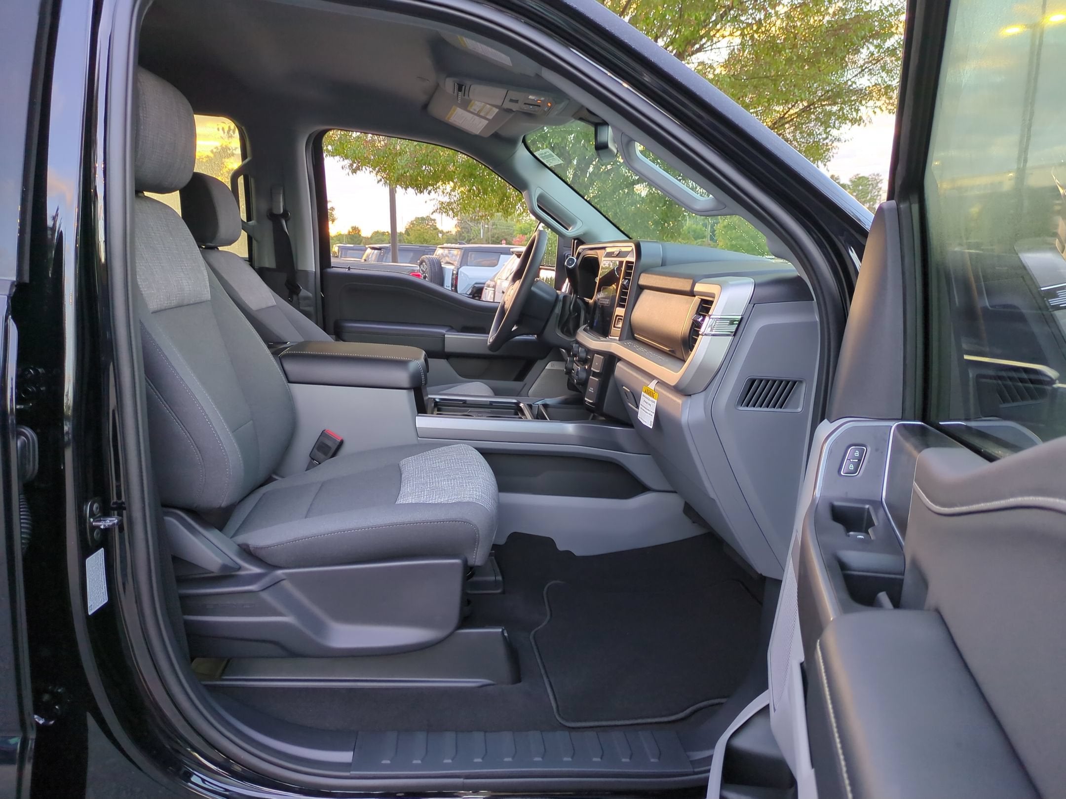2027 Ford Super Duty F-350 SRW XLT