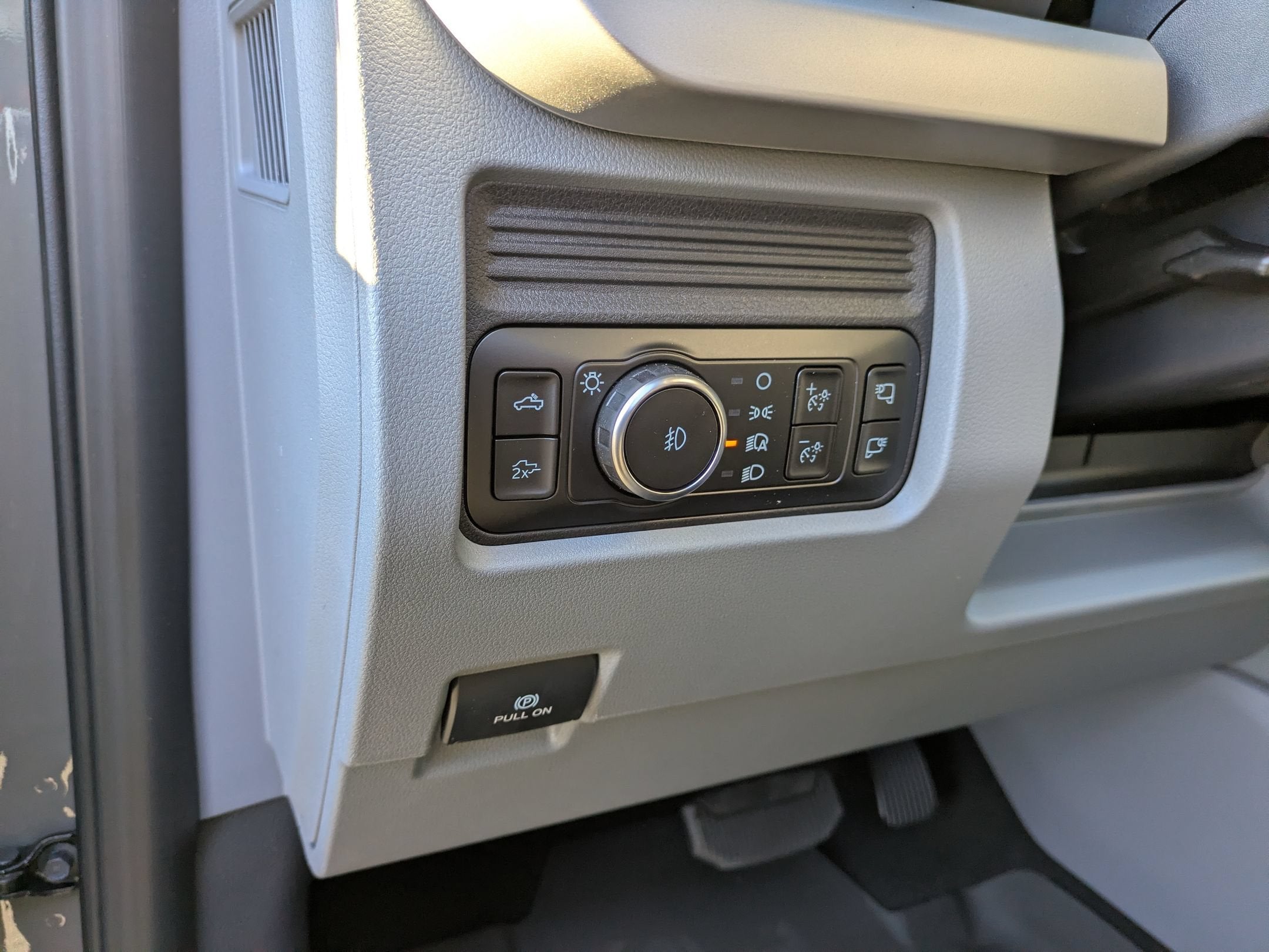 2027 Ford Super Duty F-350 SRW XLT