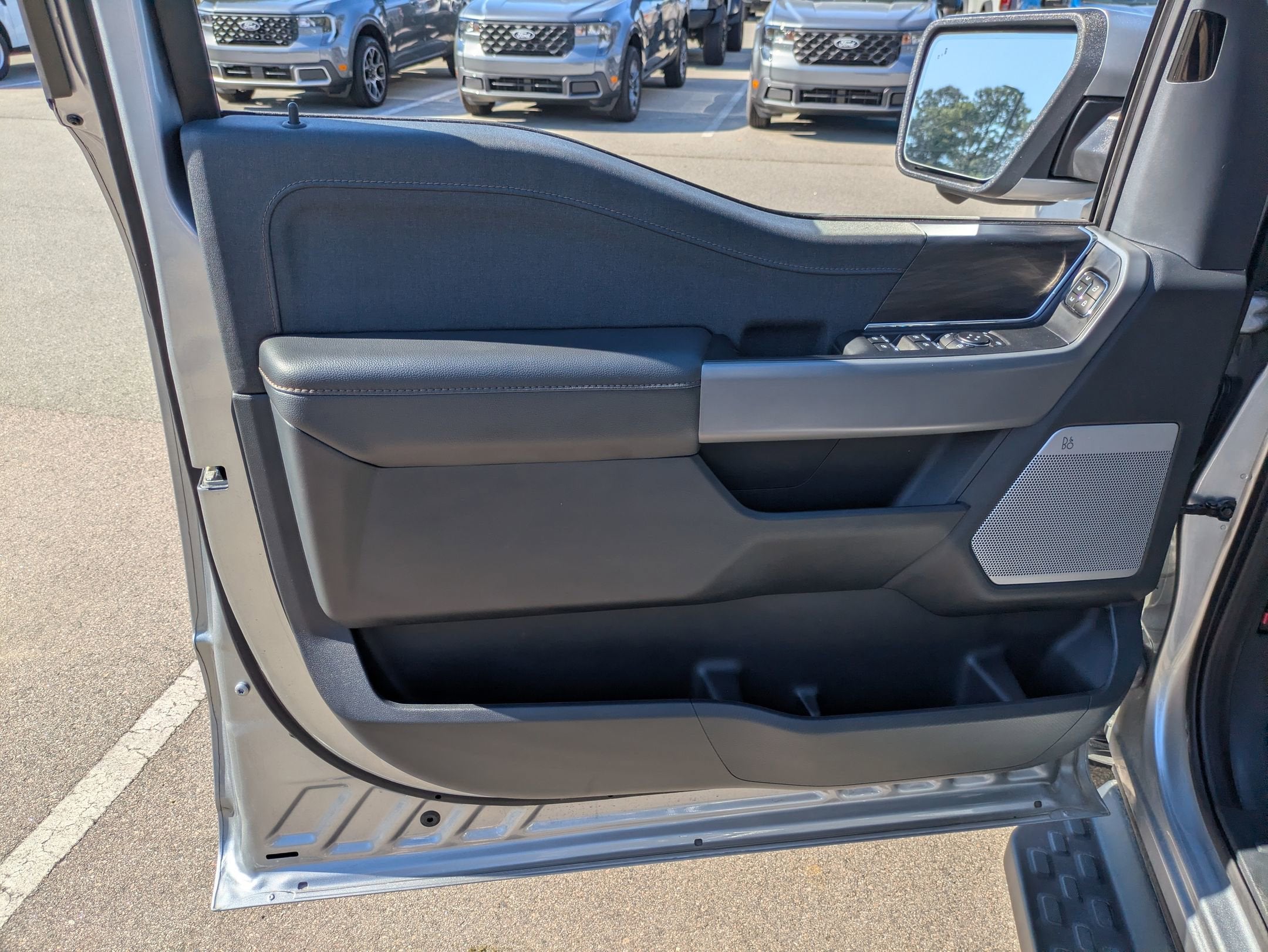 2025 Ford F-150 Lightning LARIAT