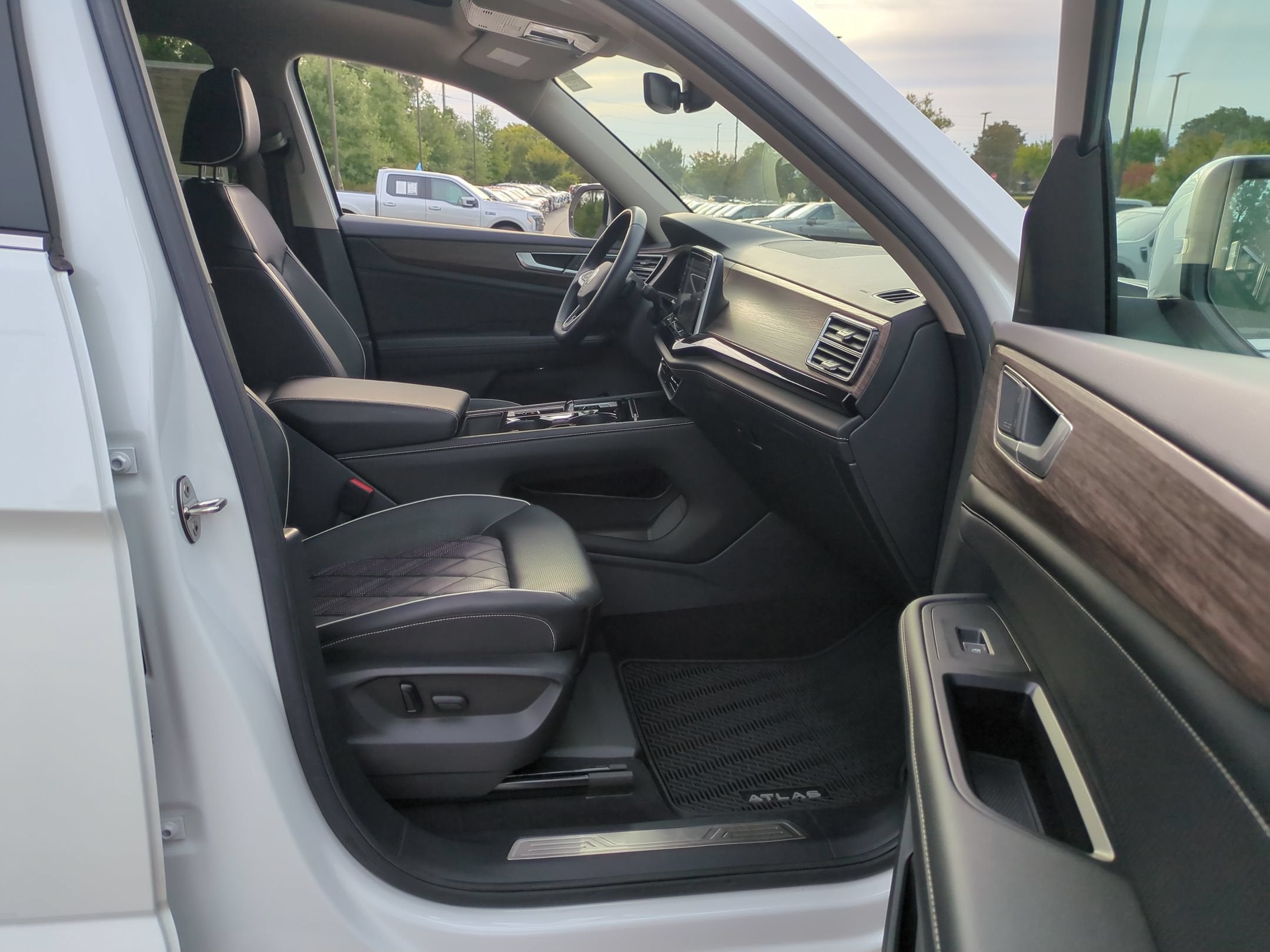 2024 Volkswagen Atlas 2.0T SEL Premium R-Line