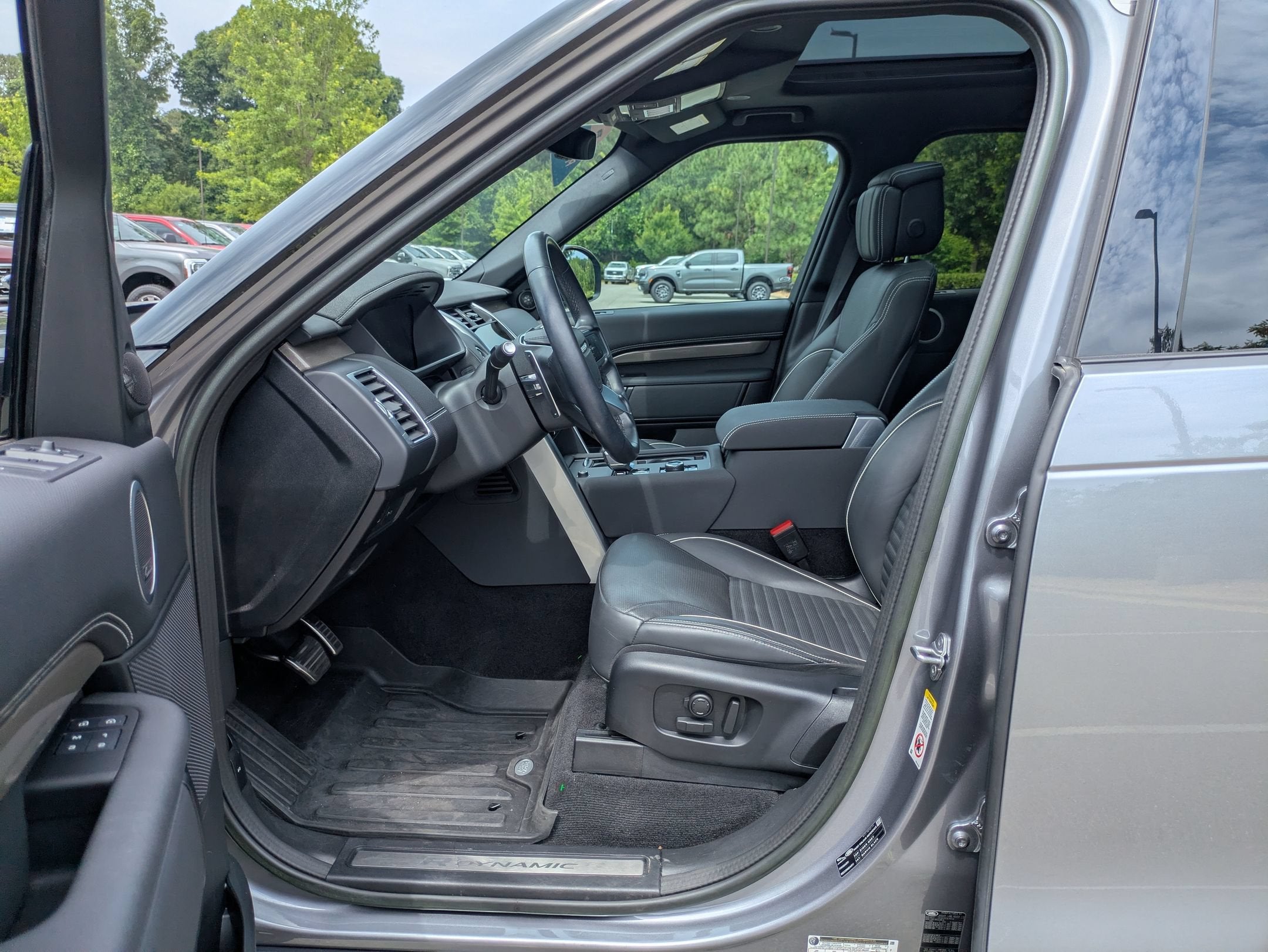 2023 Land Rover Discovery Metropolitan Edition