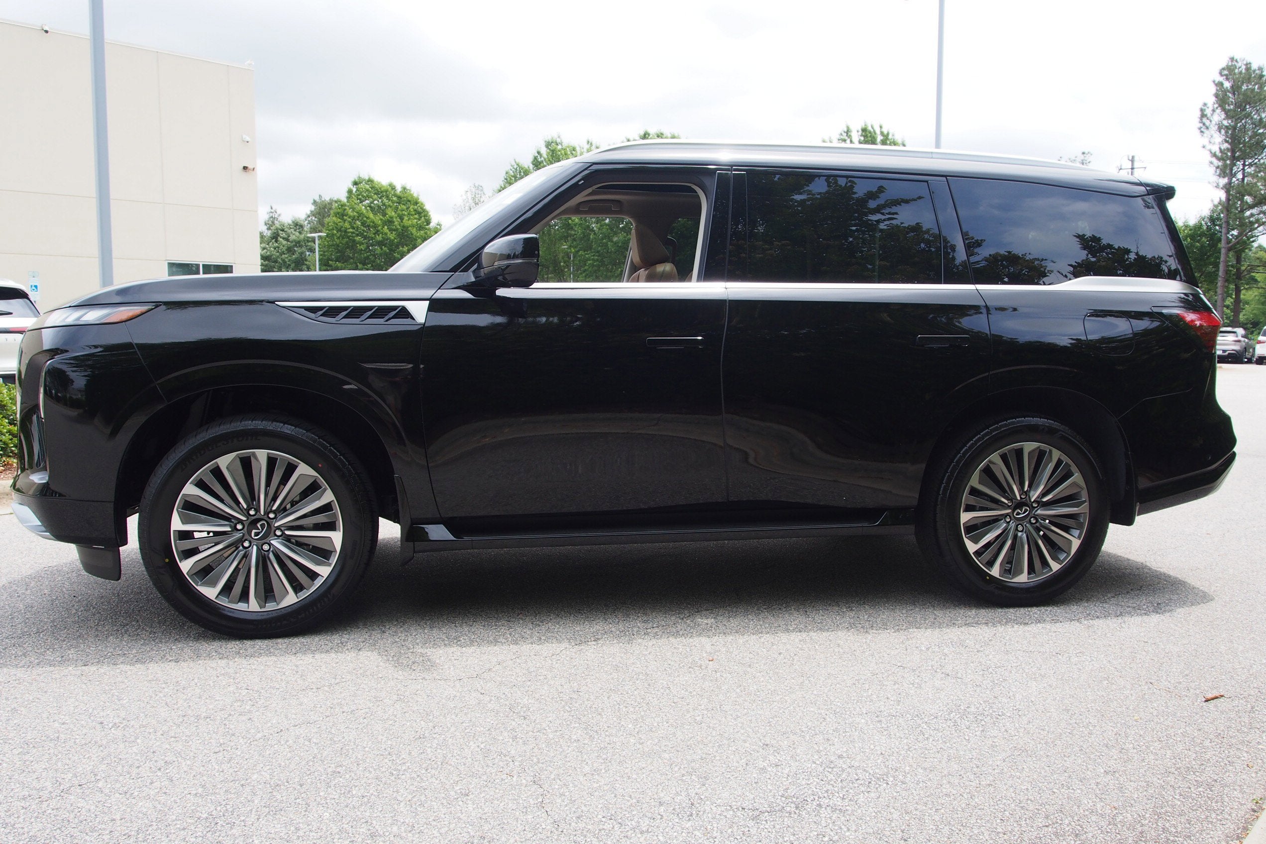 2026 INFINITI QX80 LUXE