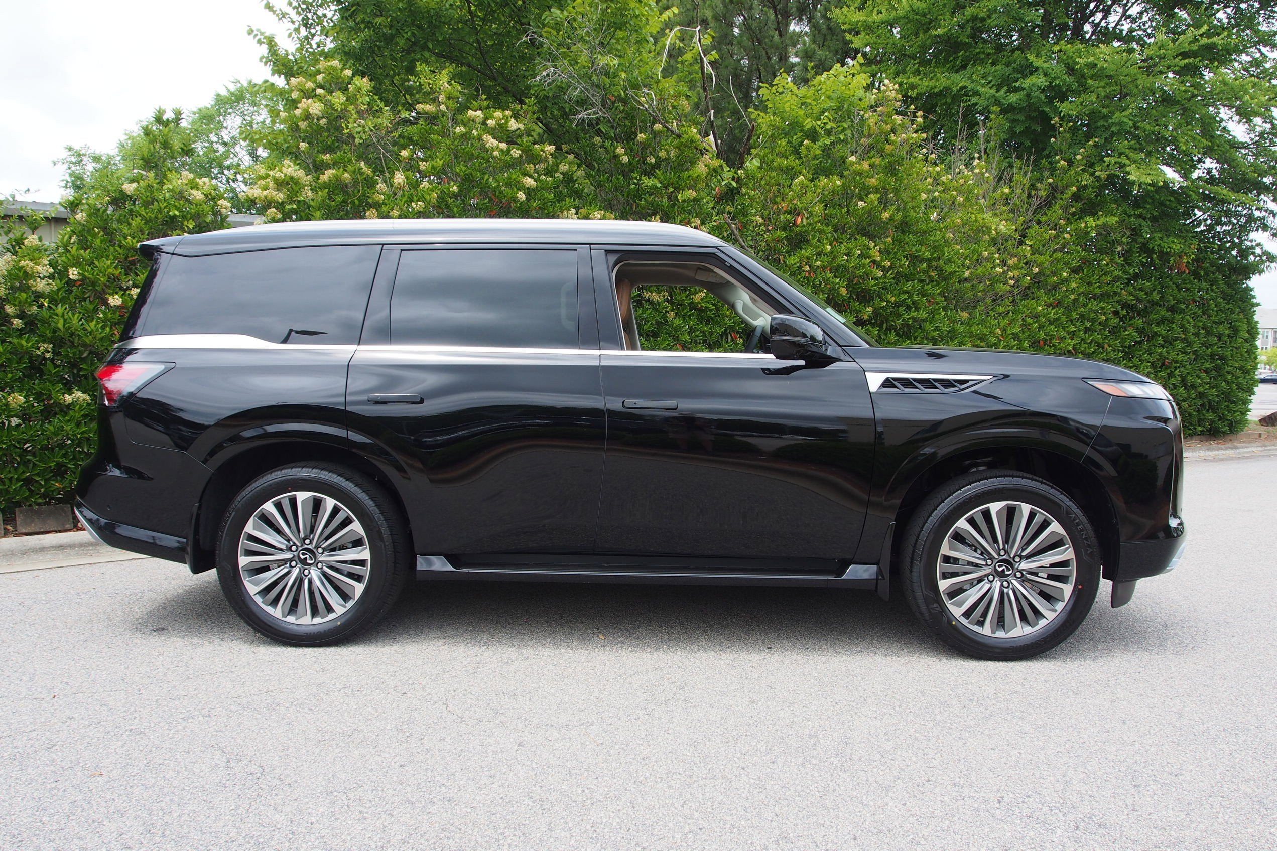 2026 INFINITI QX80 LUXE