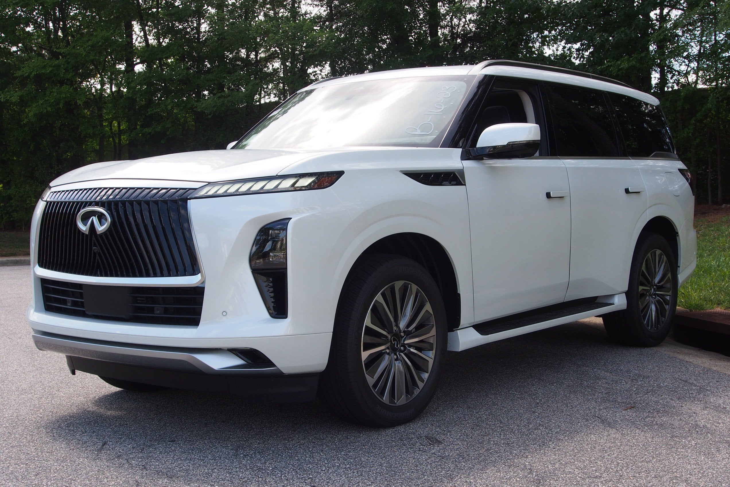 2027 INFINITI QX80 LUXE