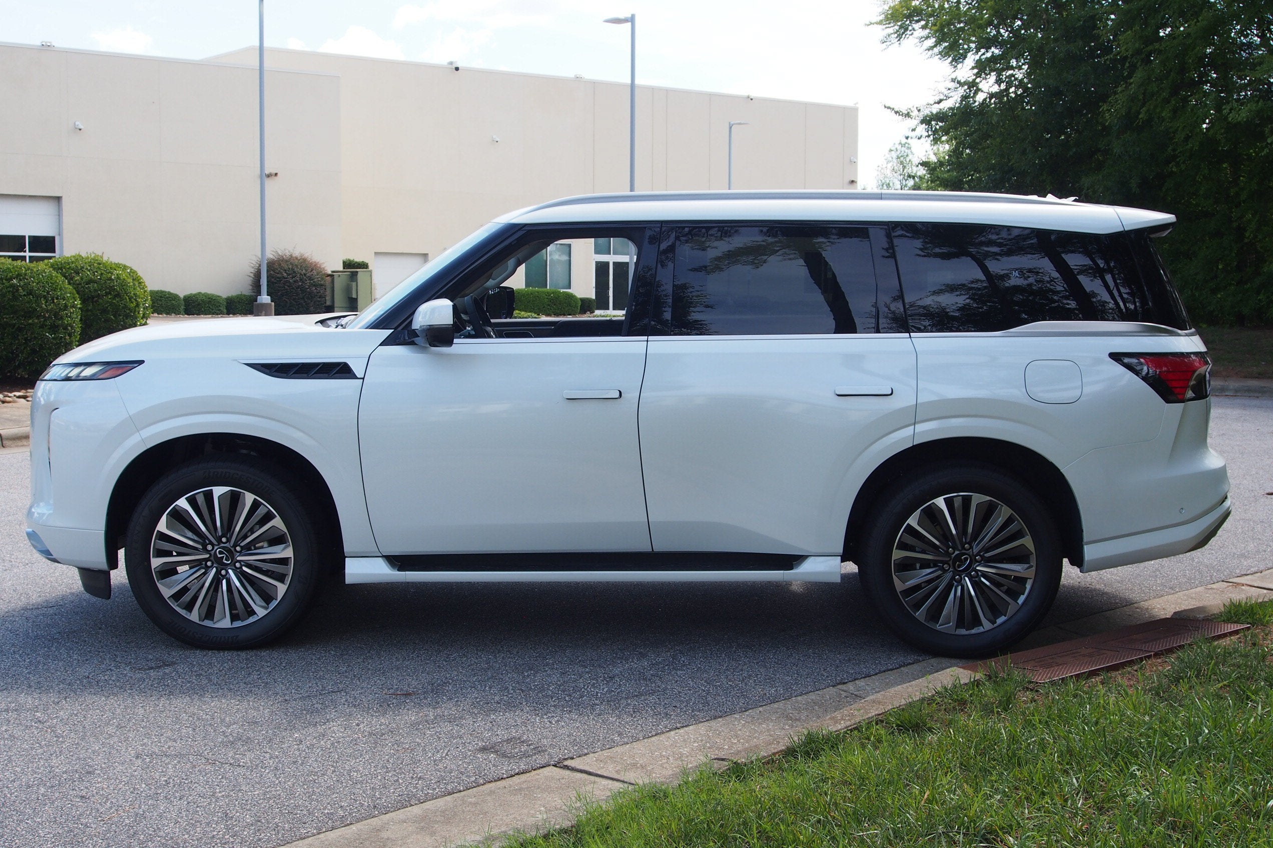 2027 INFINITI QX80 LUXE