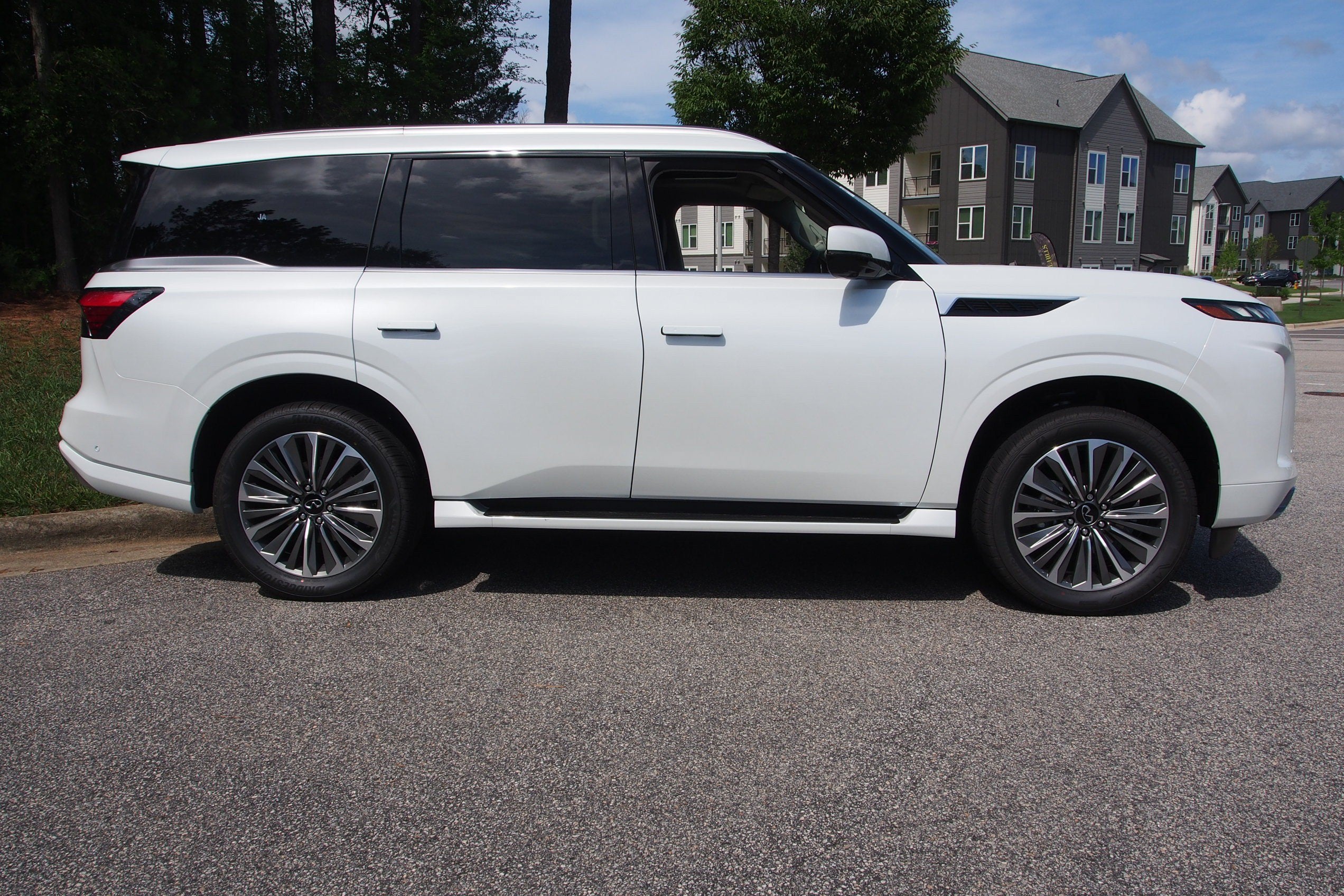 2027 INFINITI QX80 LUXE