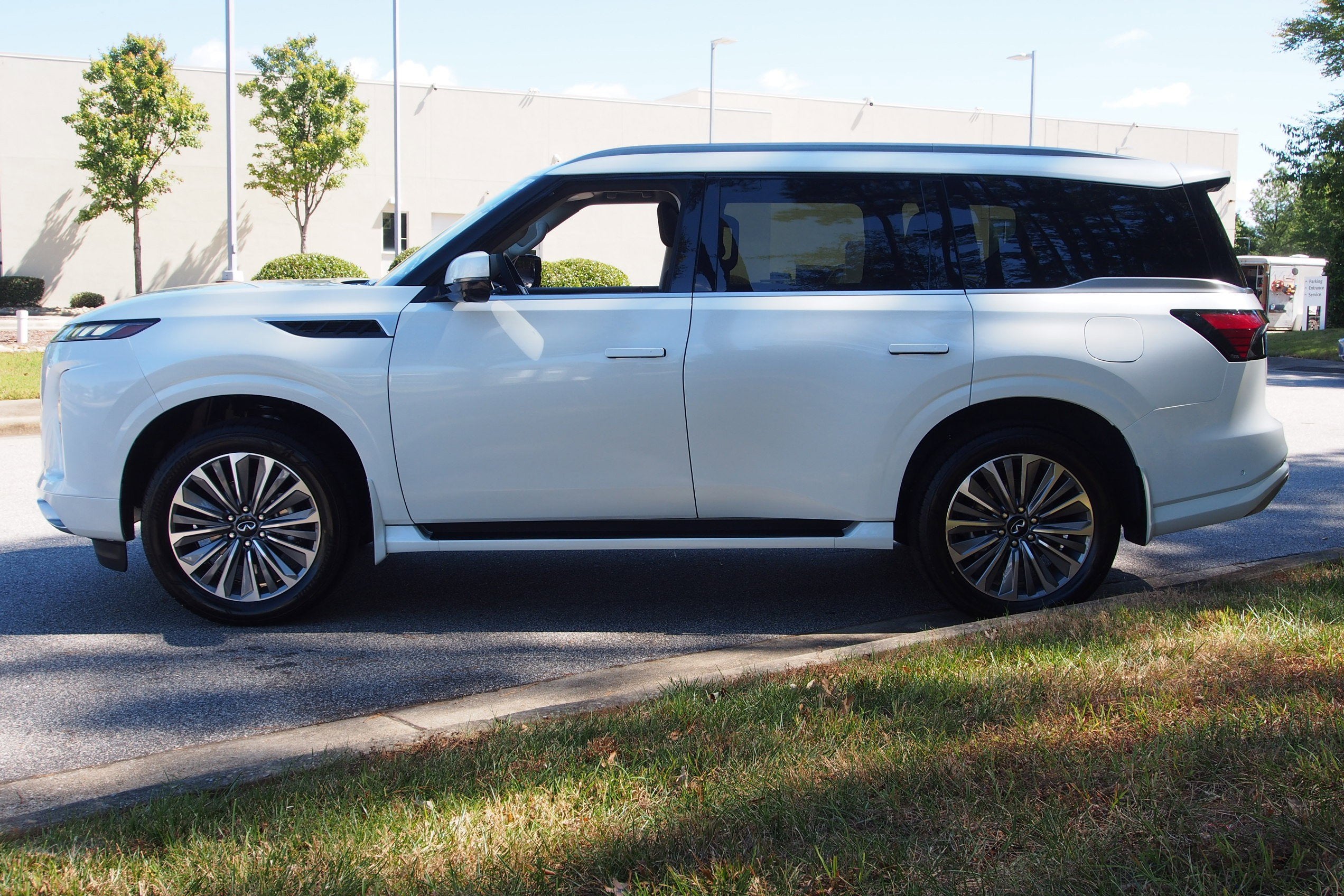 2026 INFINITI QX80 LUXE