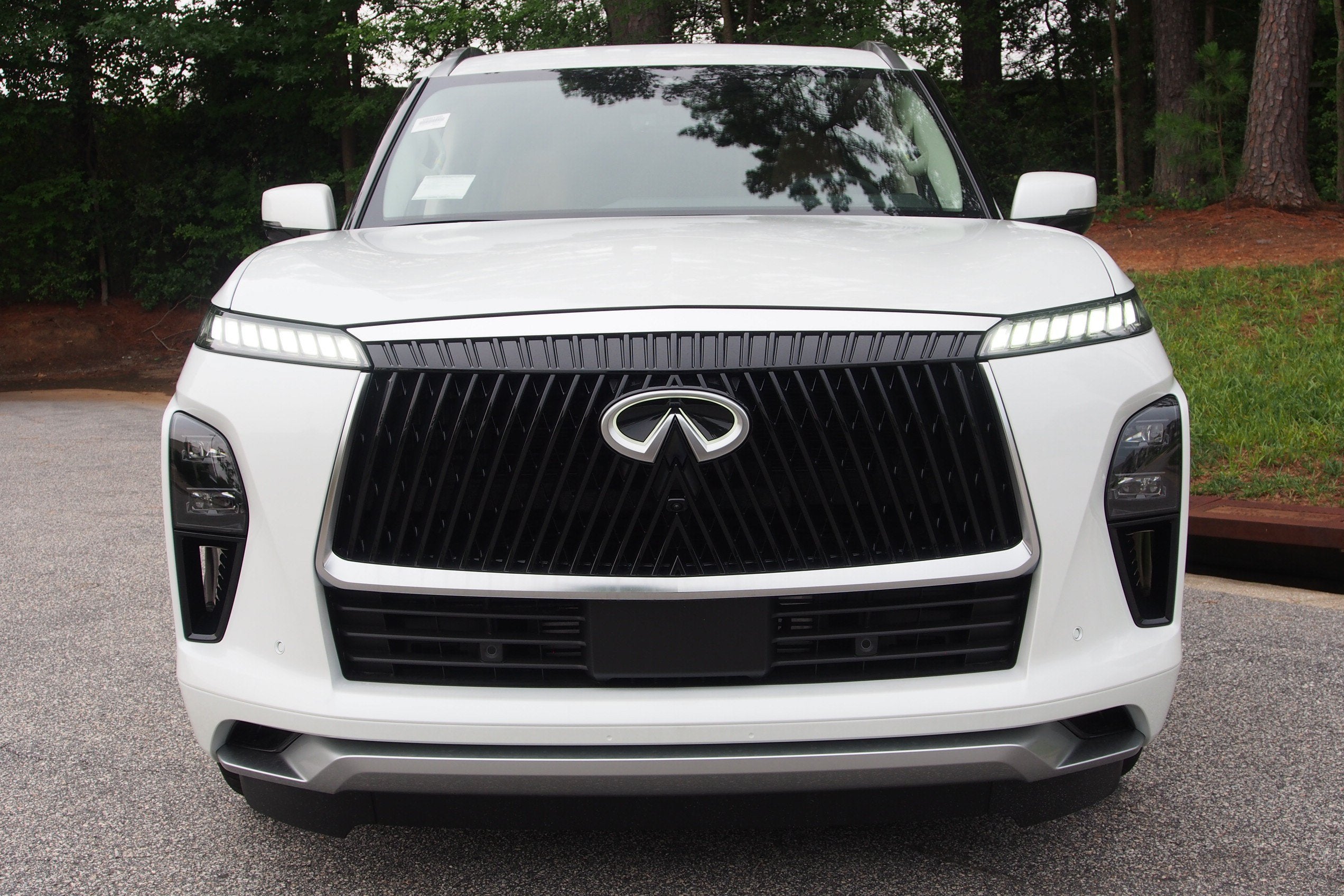 2027 INFINITI QX80 LUXE