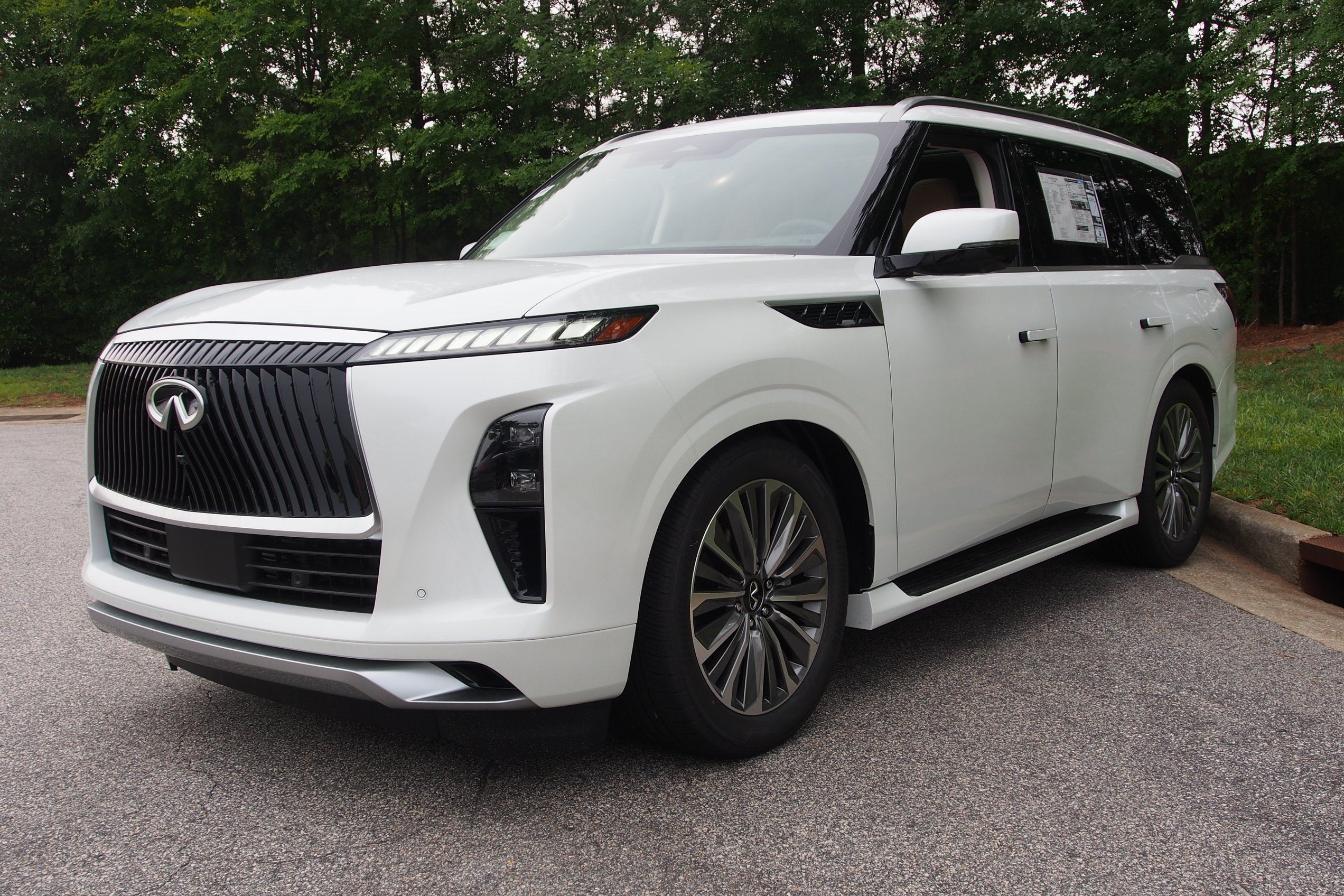 2027 INFINITI QX80 LUXE