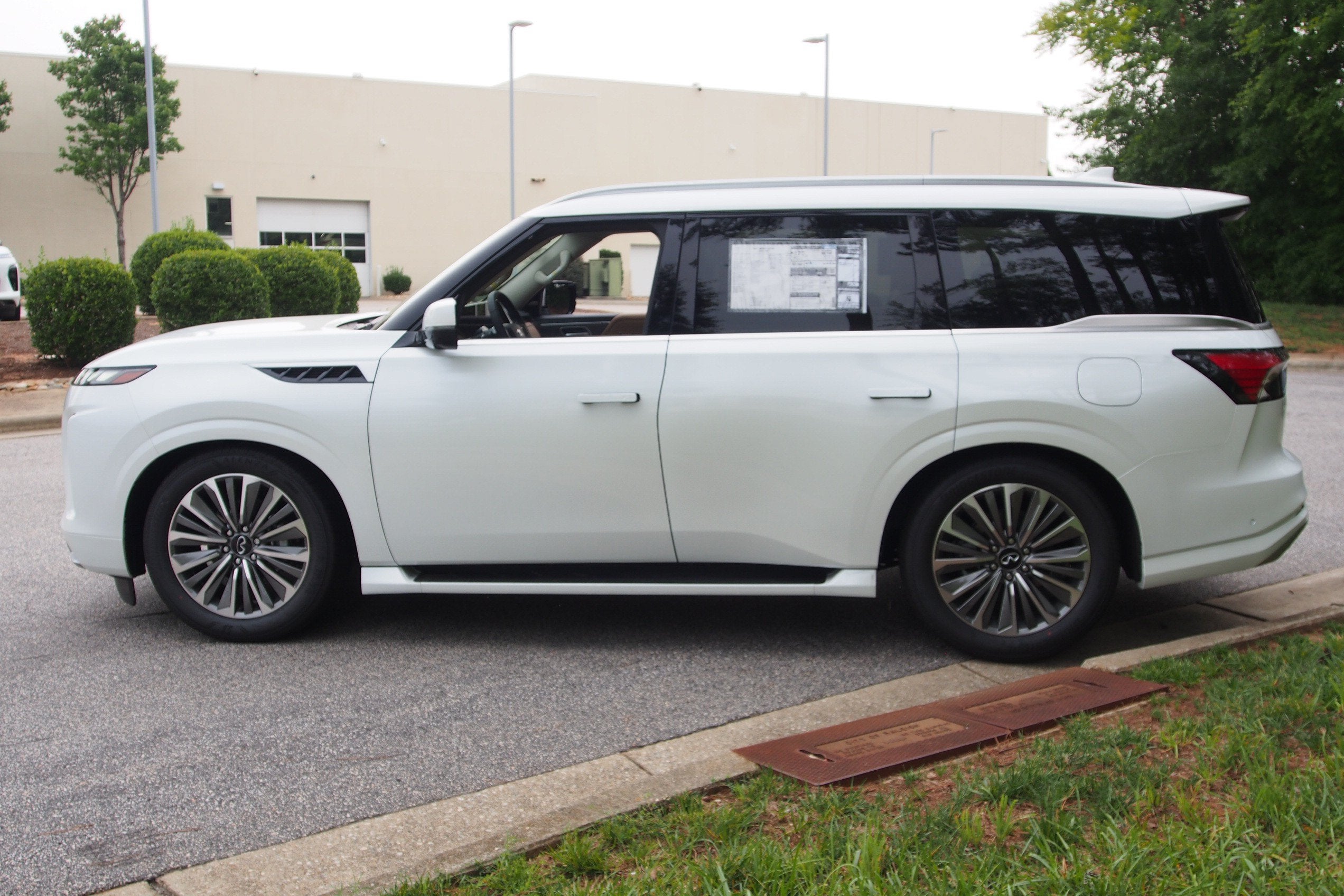 2027 INFINITI QX80 LUXE