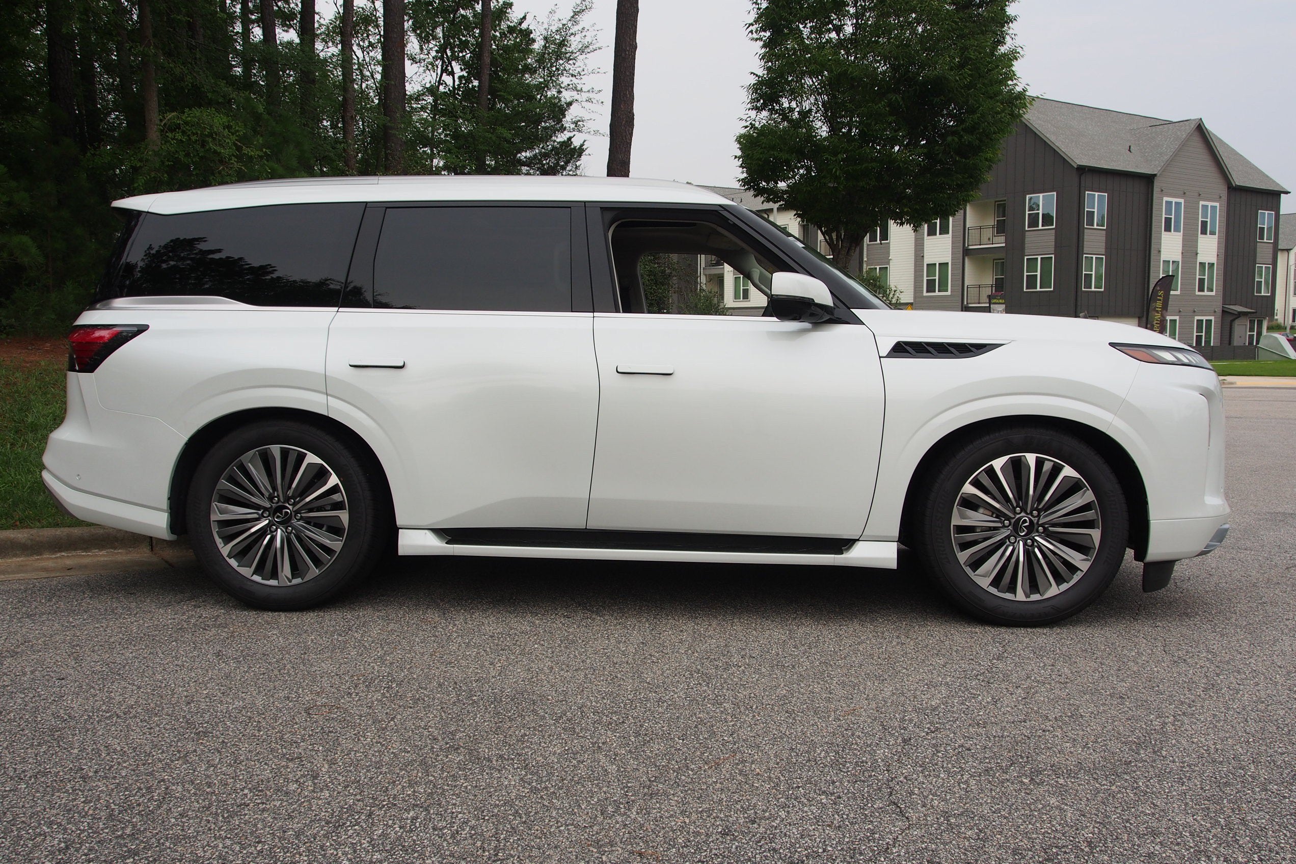 2027 INFINITI QX80 LUXE