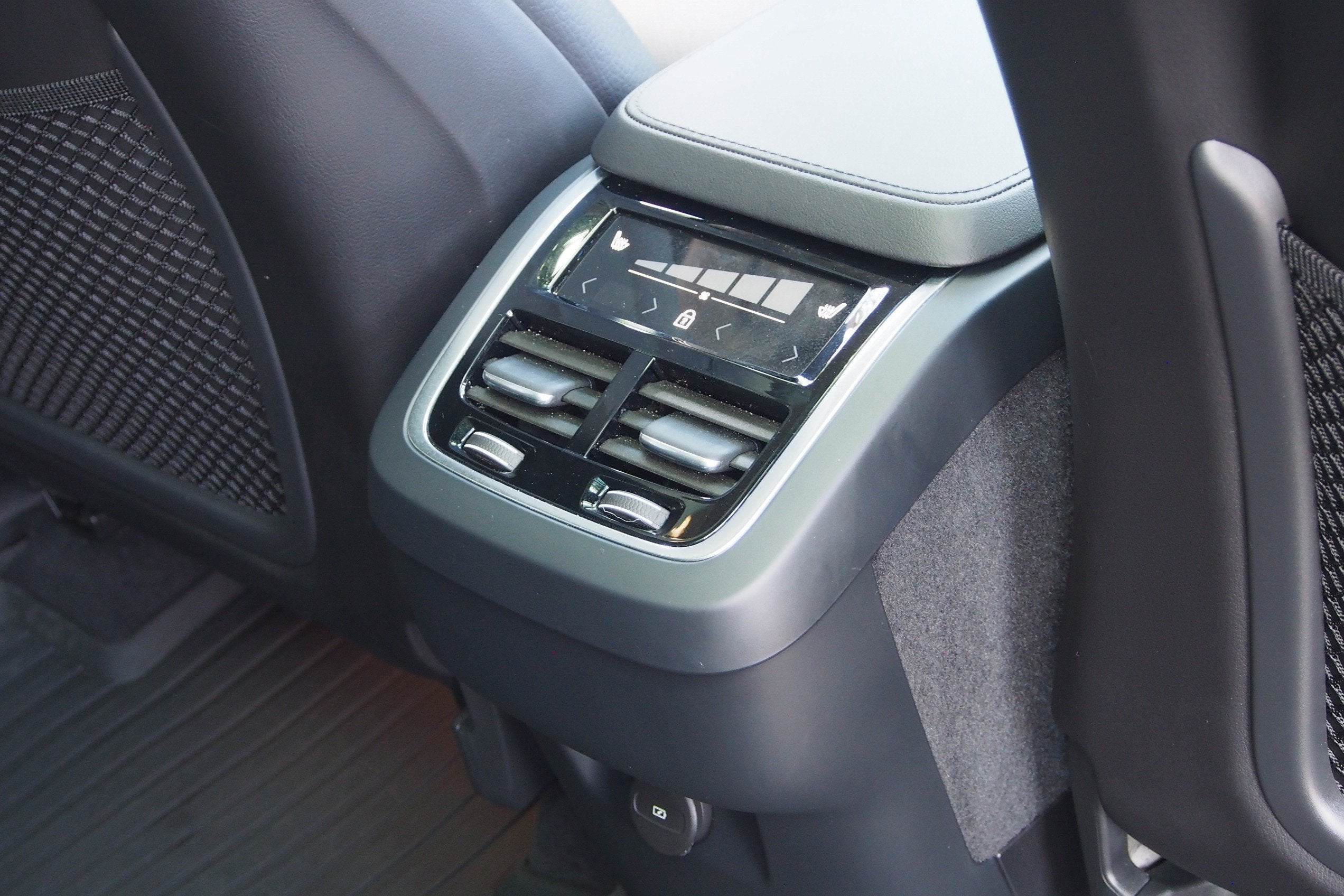2024 Volvo XC90 Plus Bright Theme