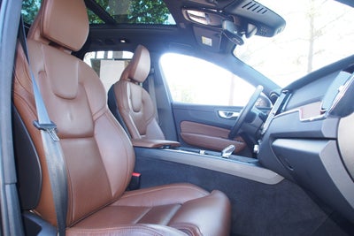 2023 Volvo XC60 Ultimate Bright Theme