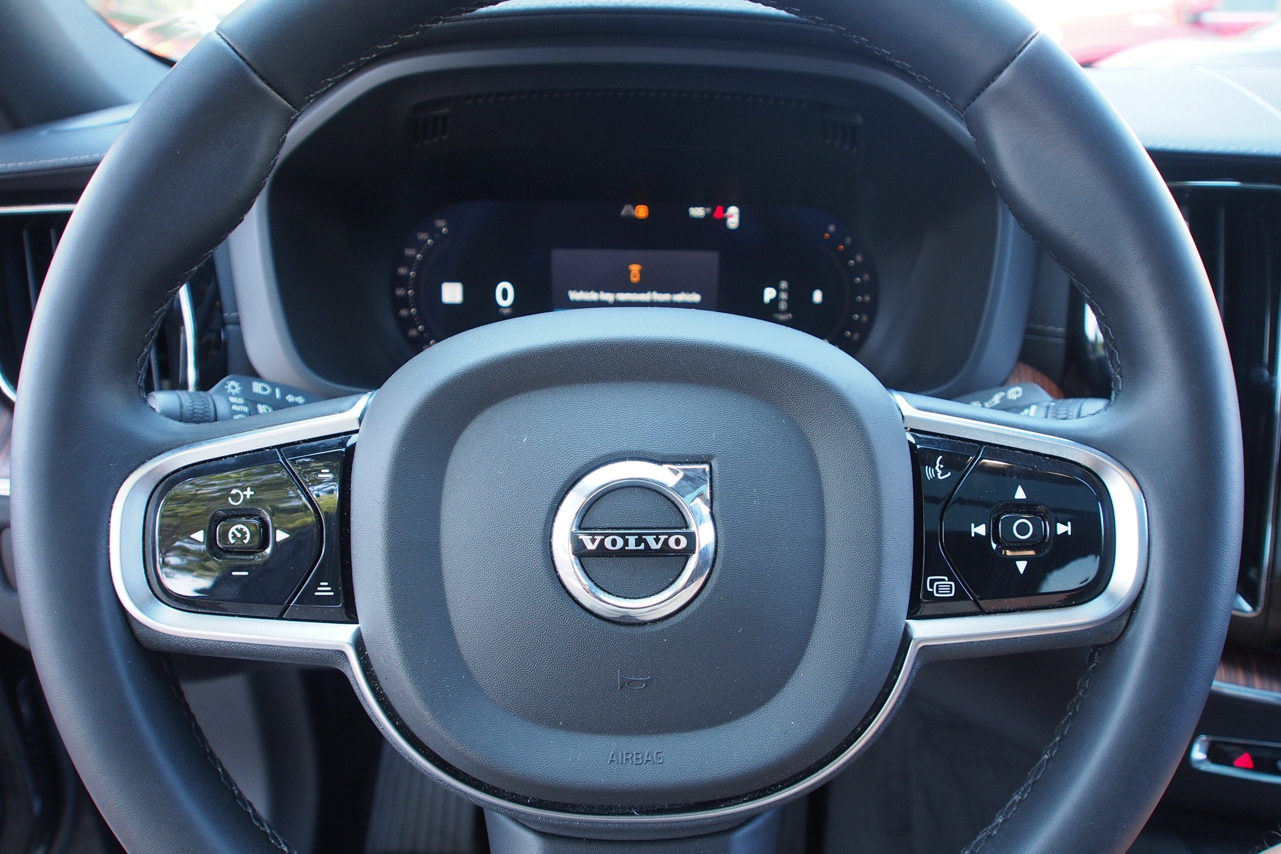 2023 Volvo XC60 Ultimate Bright Theme