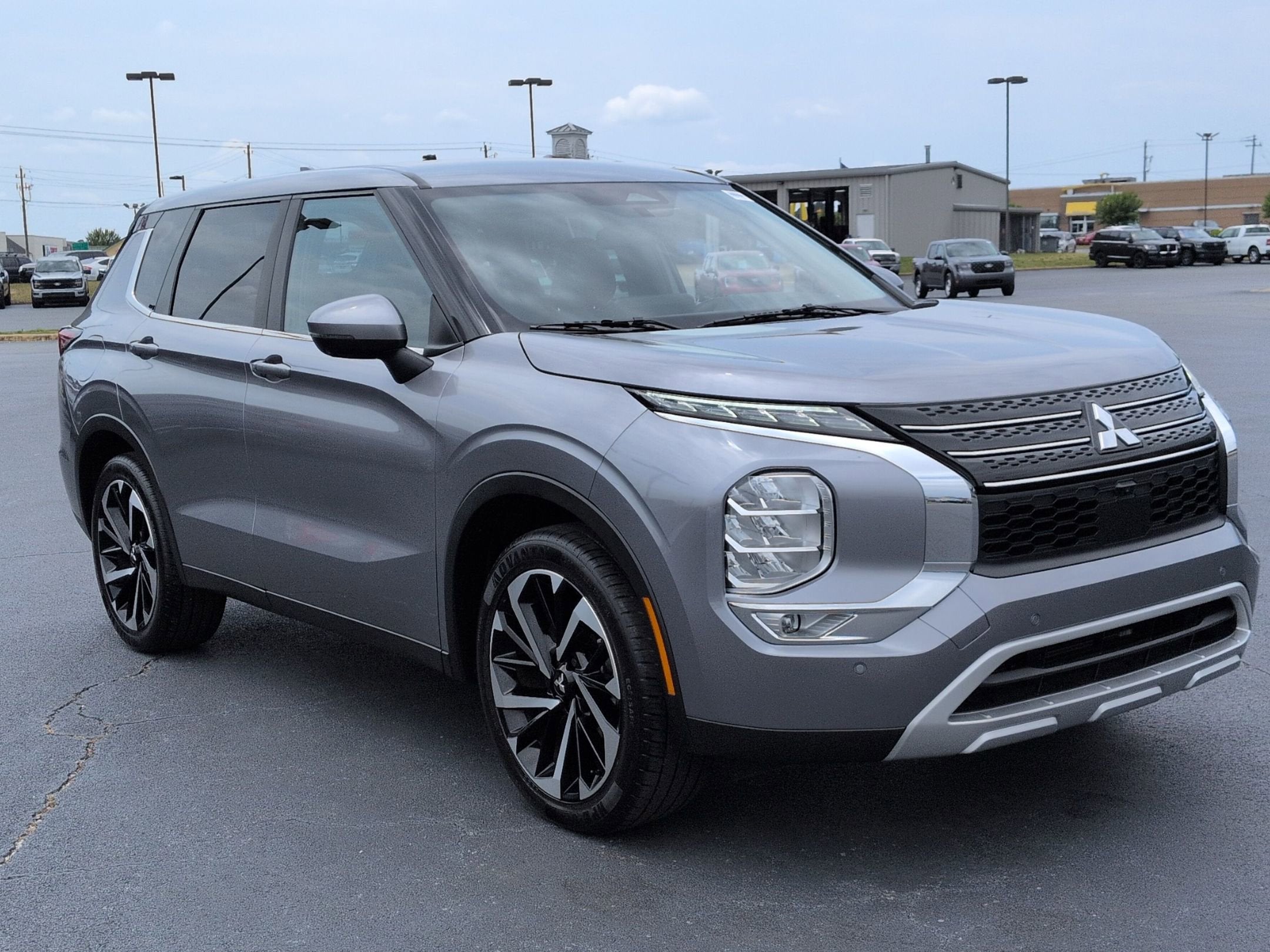 2023 Mitsubishi Outlander SE