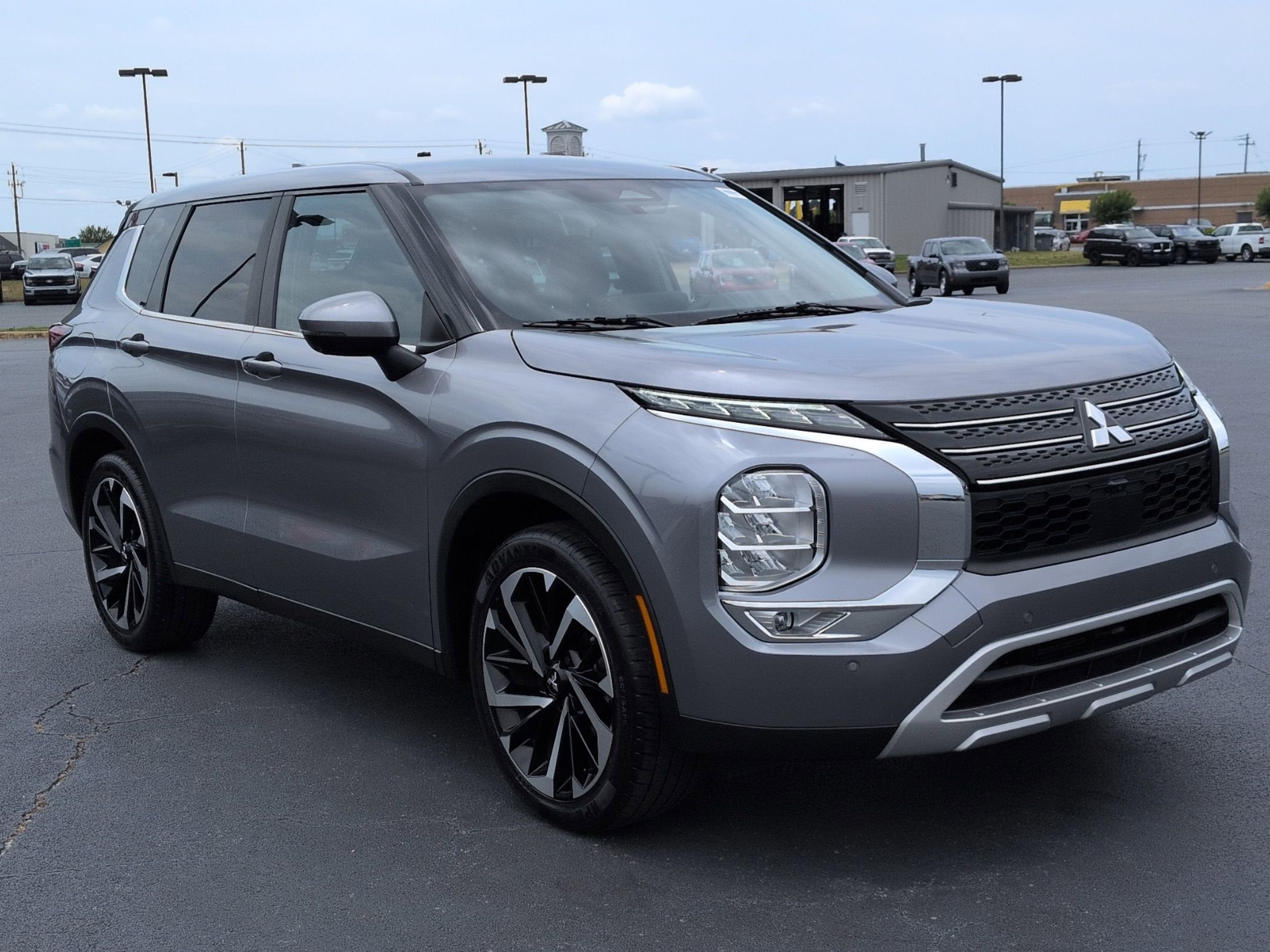 2023 Mitsubishi Outlander SE