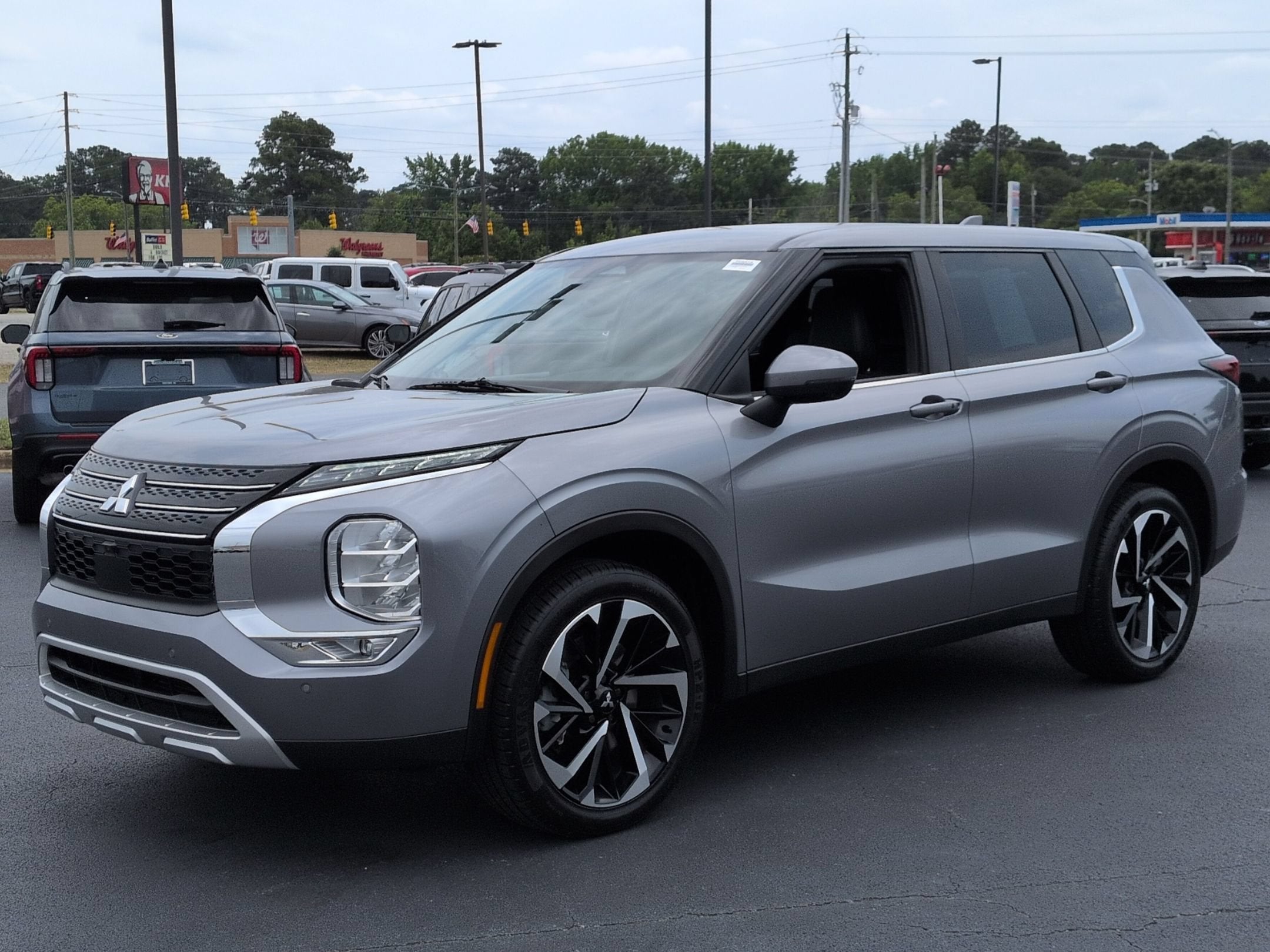 2023 Mitsubishi Outlander SE